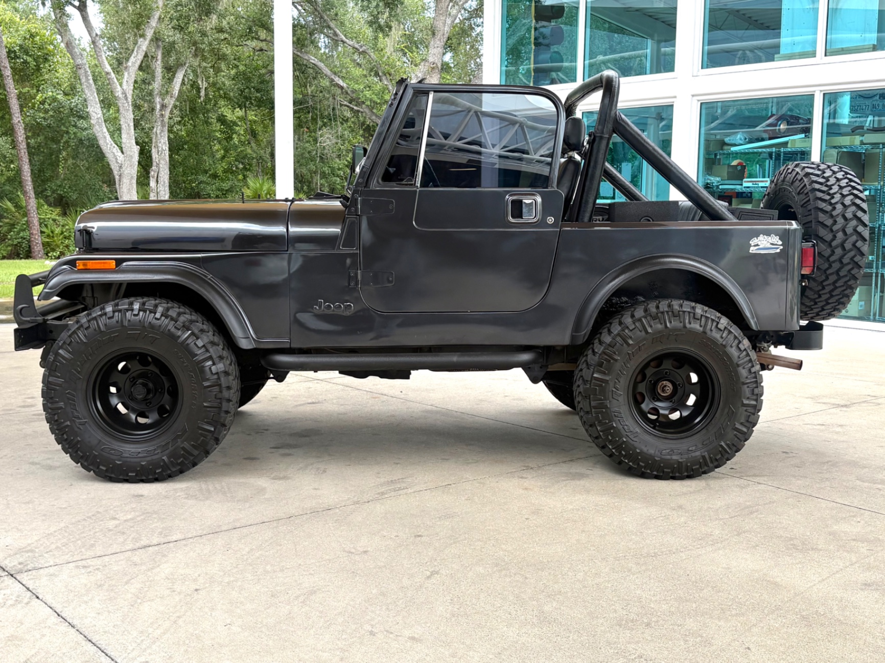 Vehicle photo 10