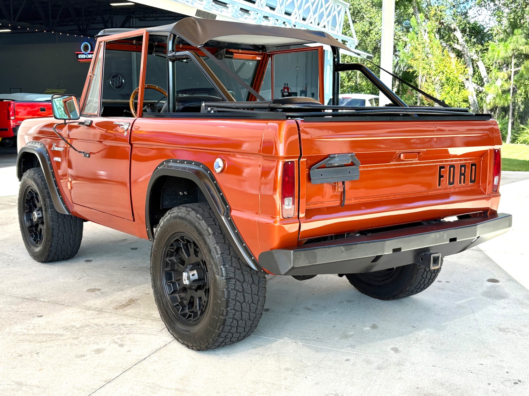 Vehicle photo 8