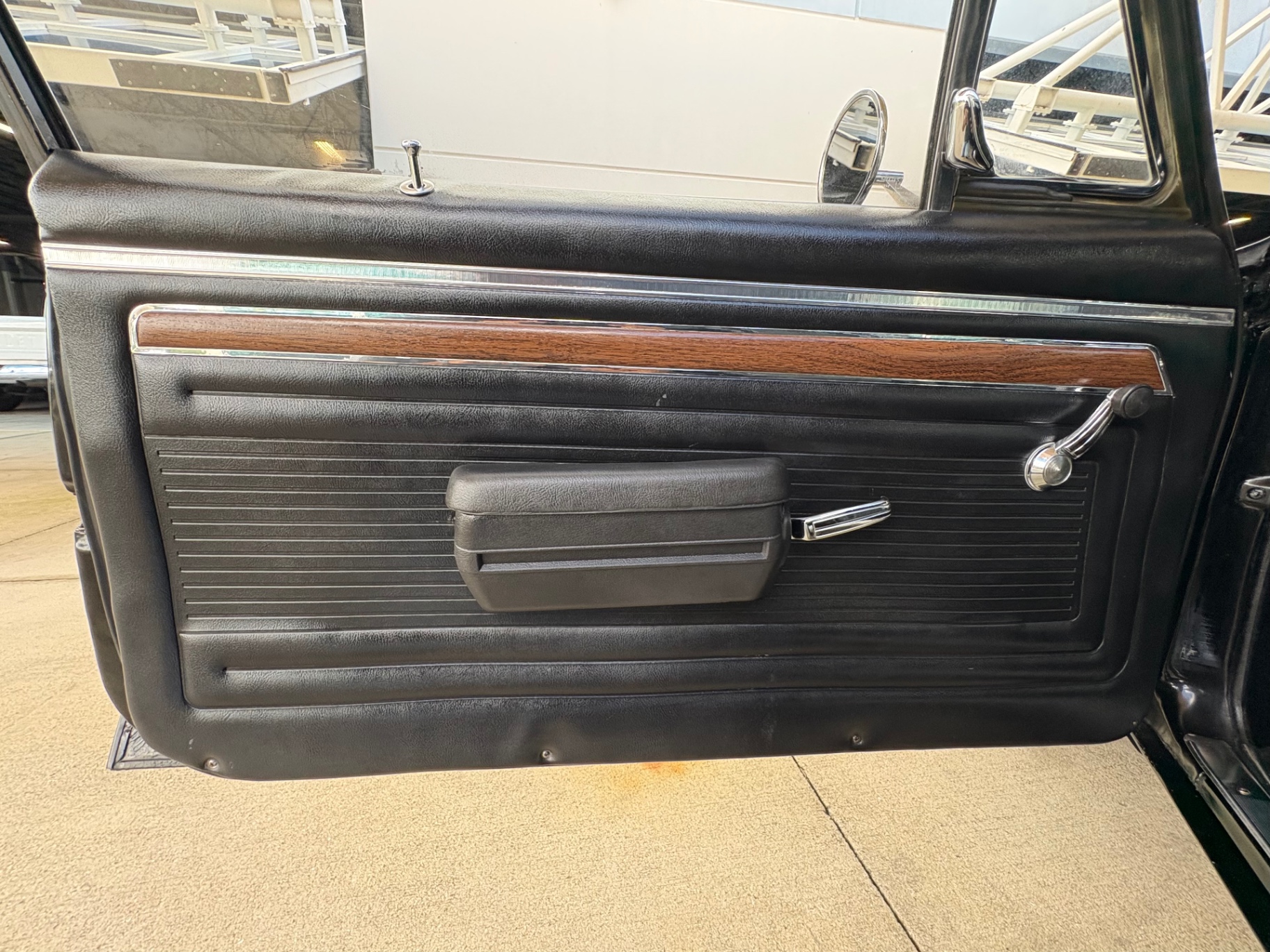 Vehicle photo 34