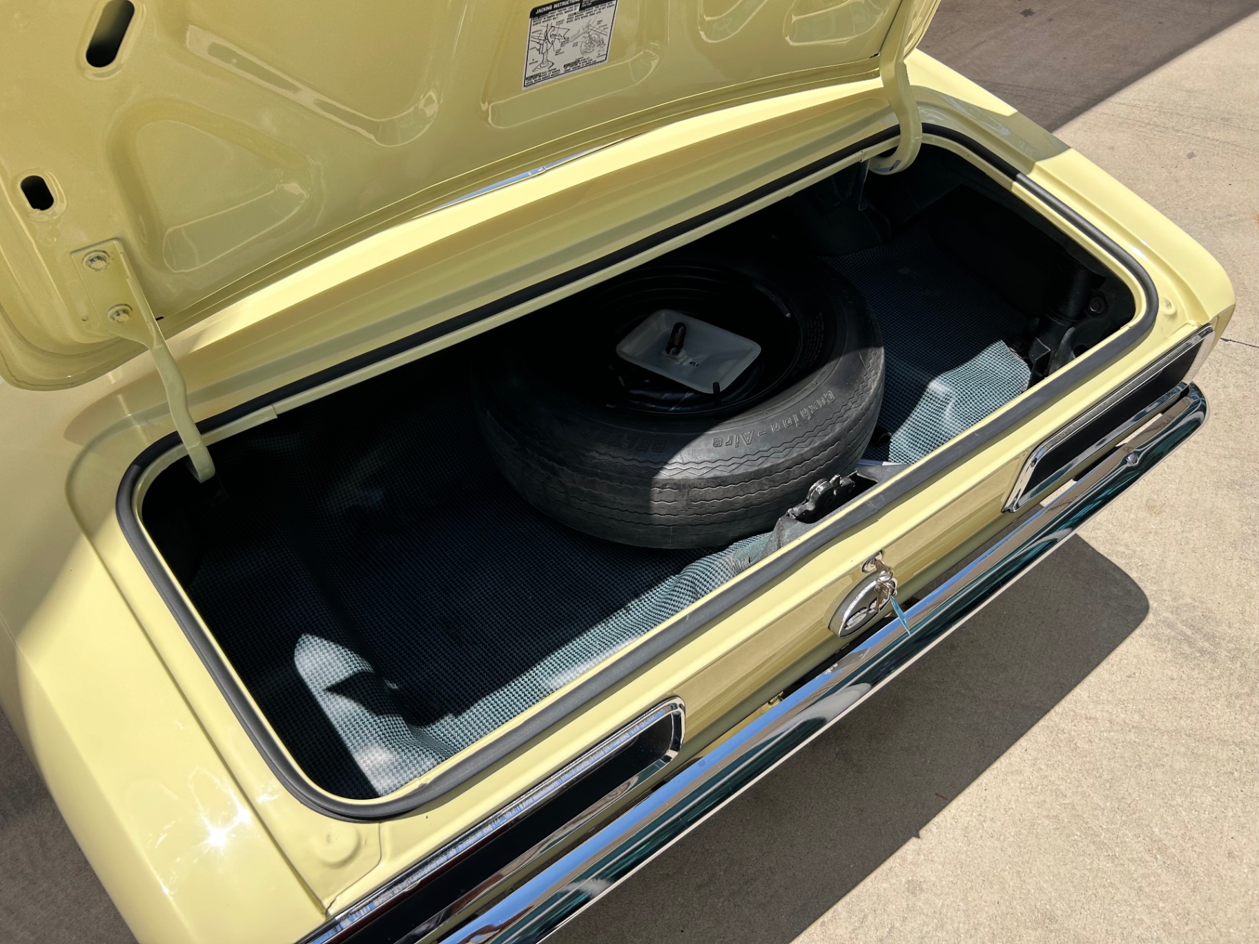 Vehicle photo 8
