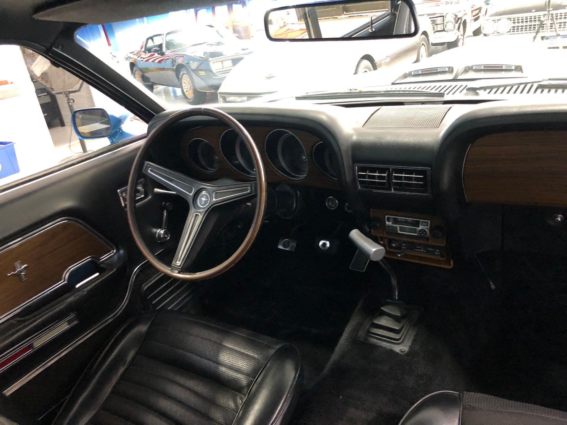 Vehicle photo 27