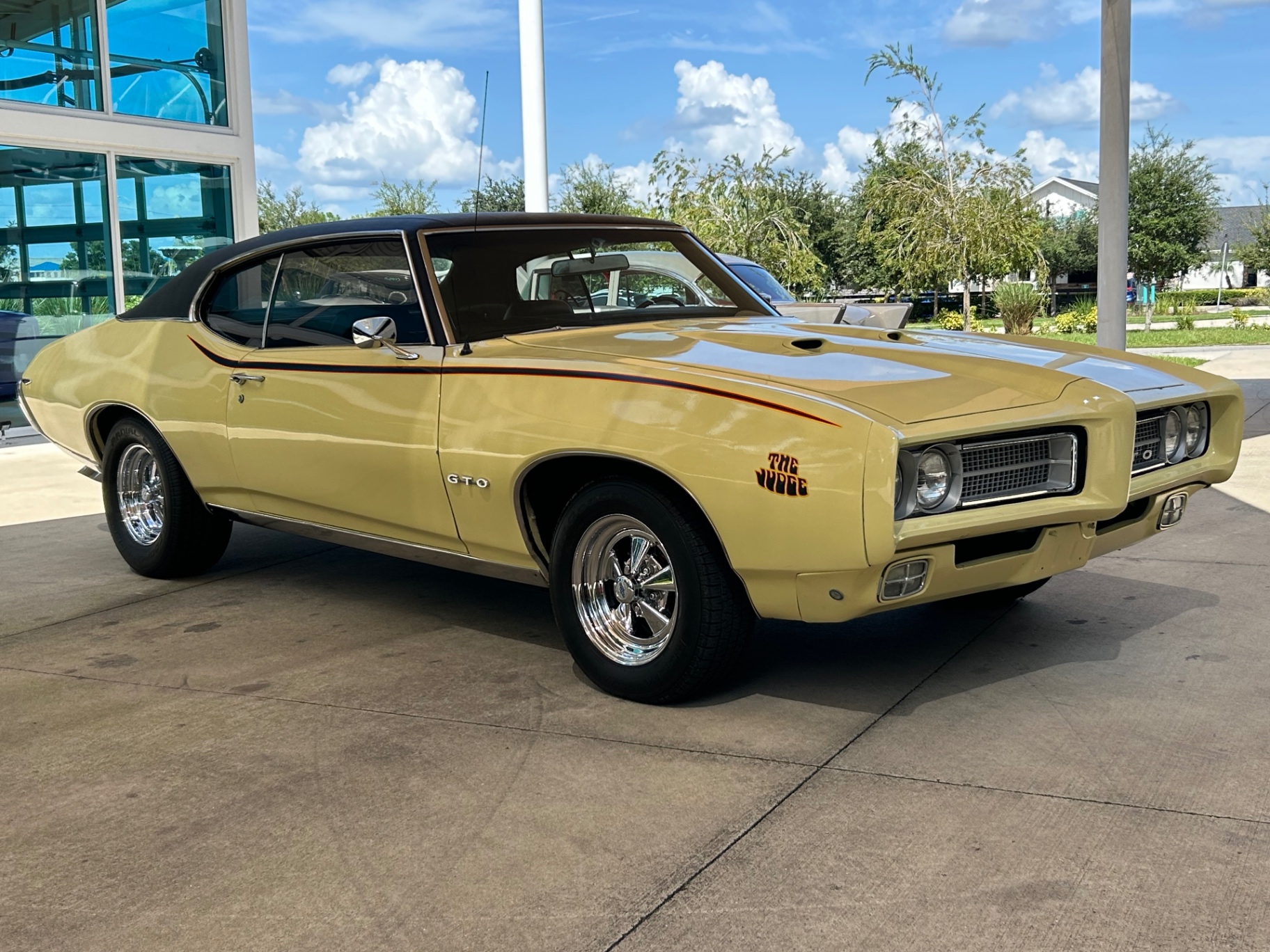 Vehicle photo 3