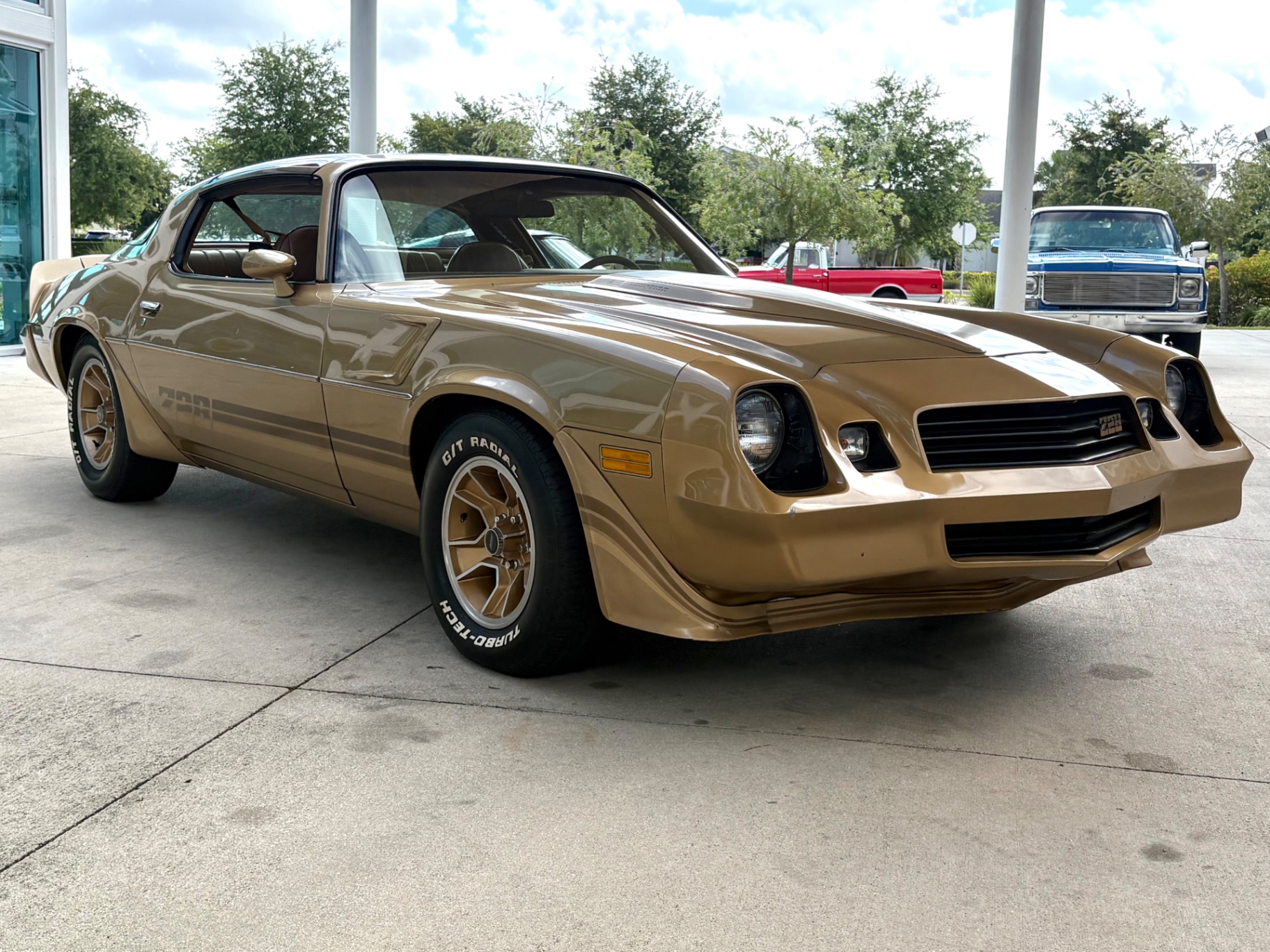 Vehicle photo 4