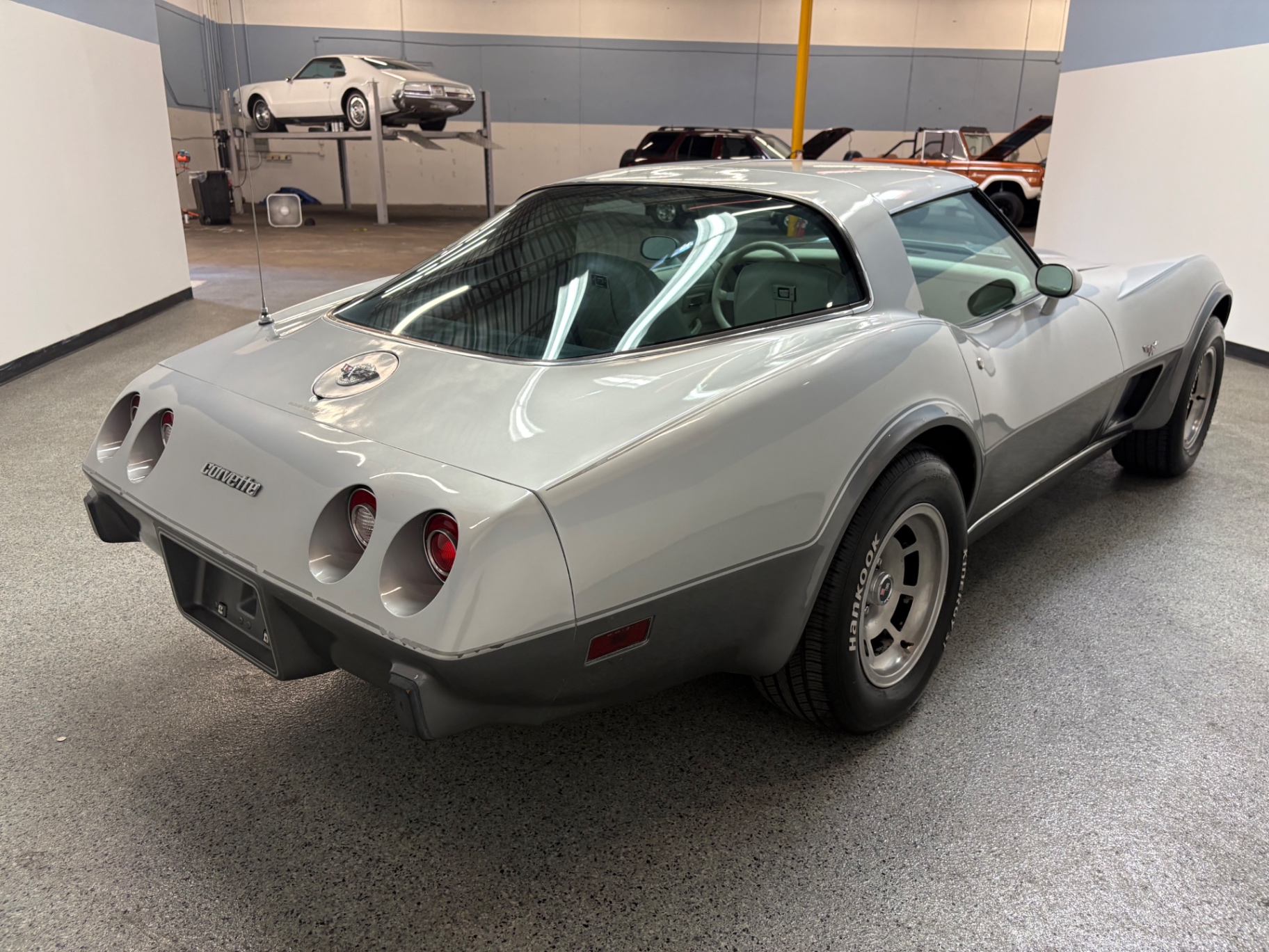 Vehicle photo 7