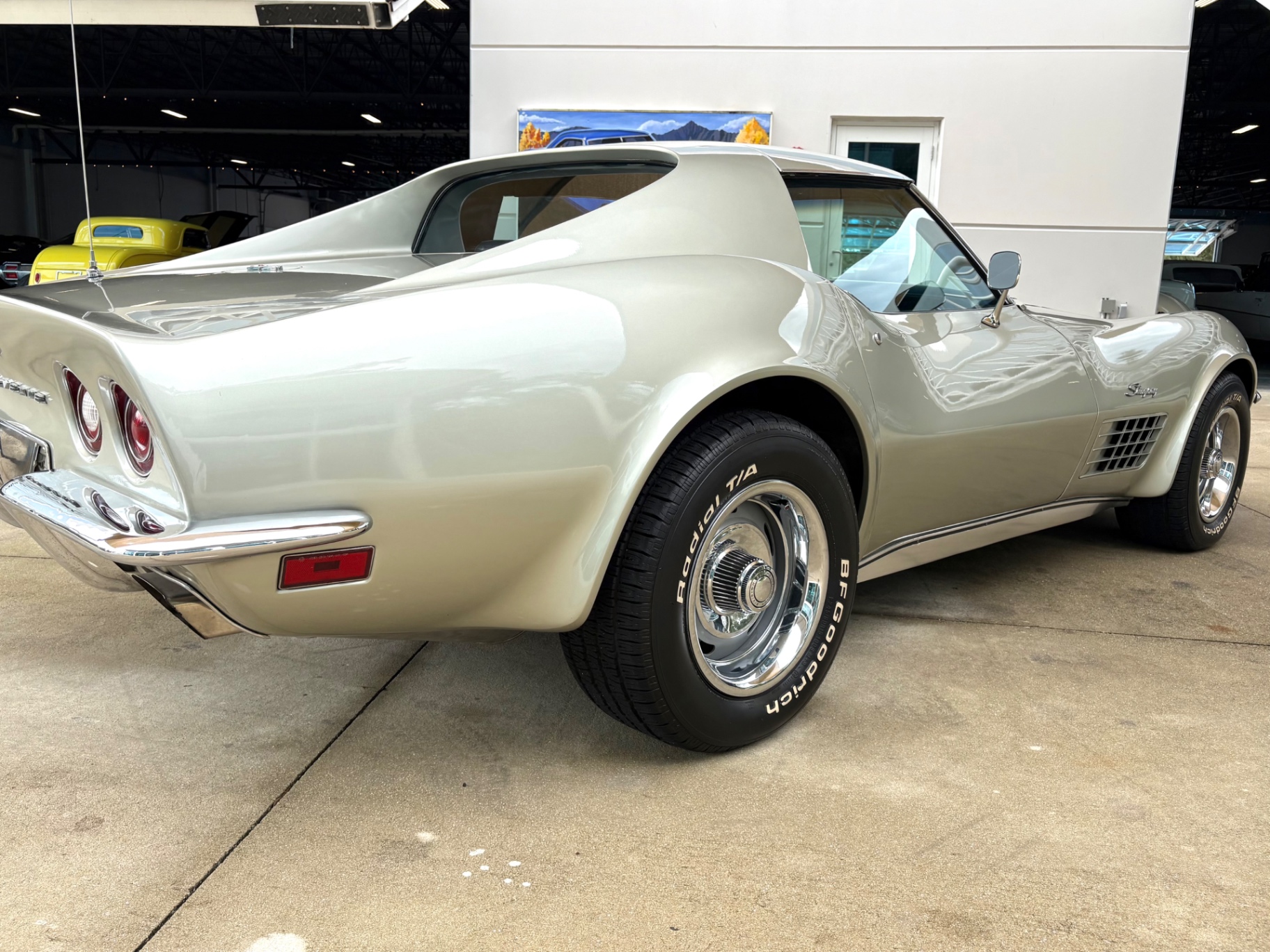 Vehicle photo 17