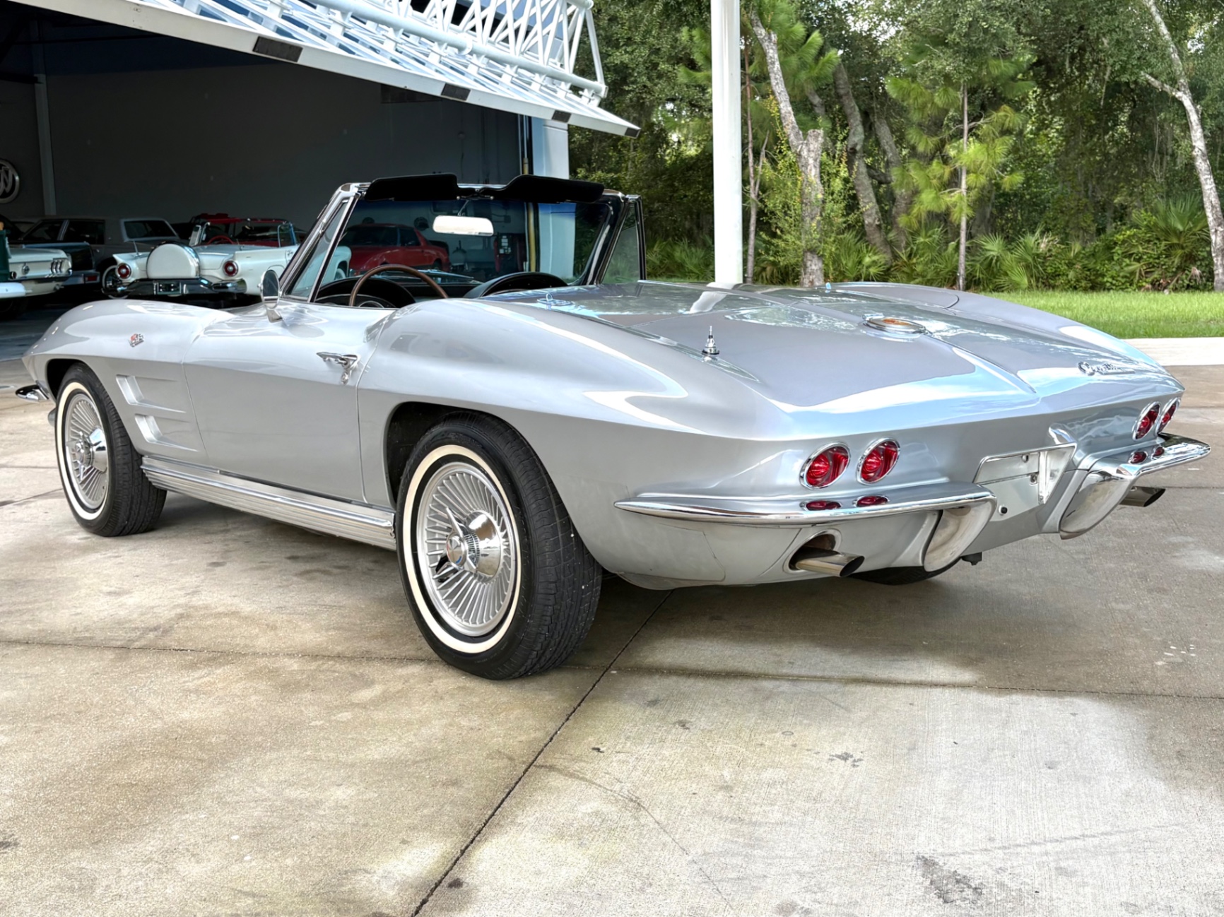 Vehicle photo 9