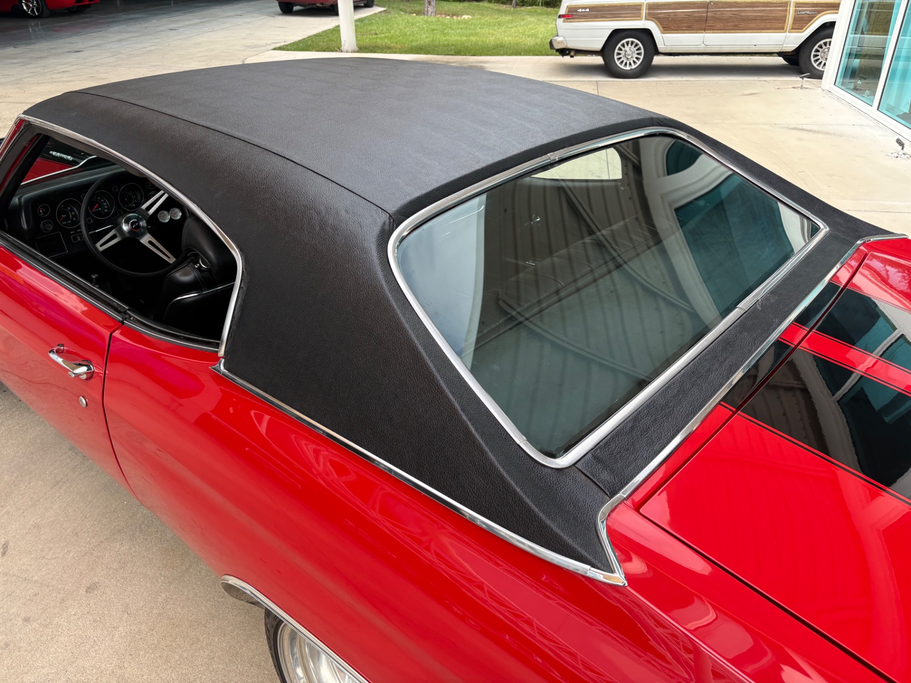 Vehicle photo 12