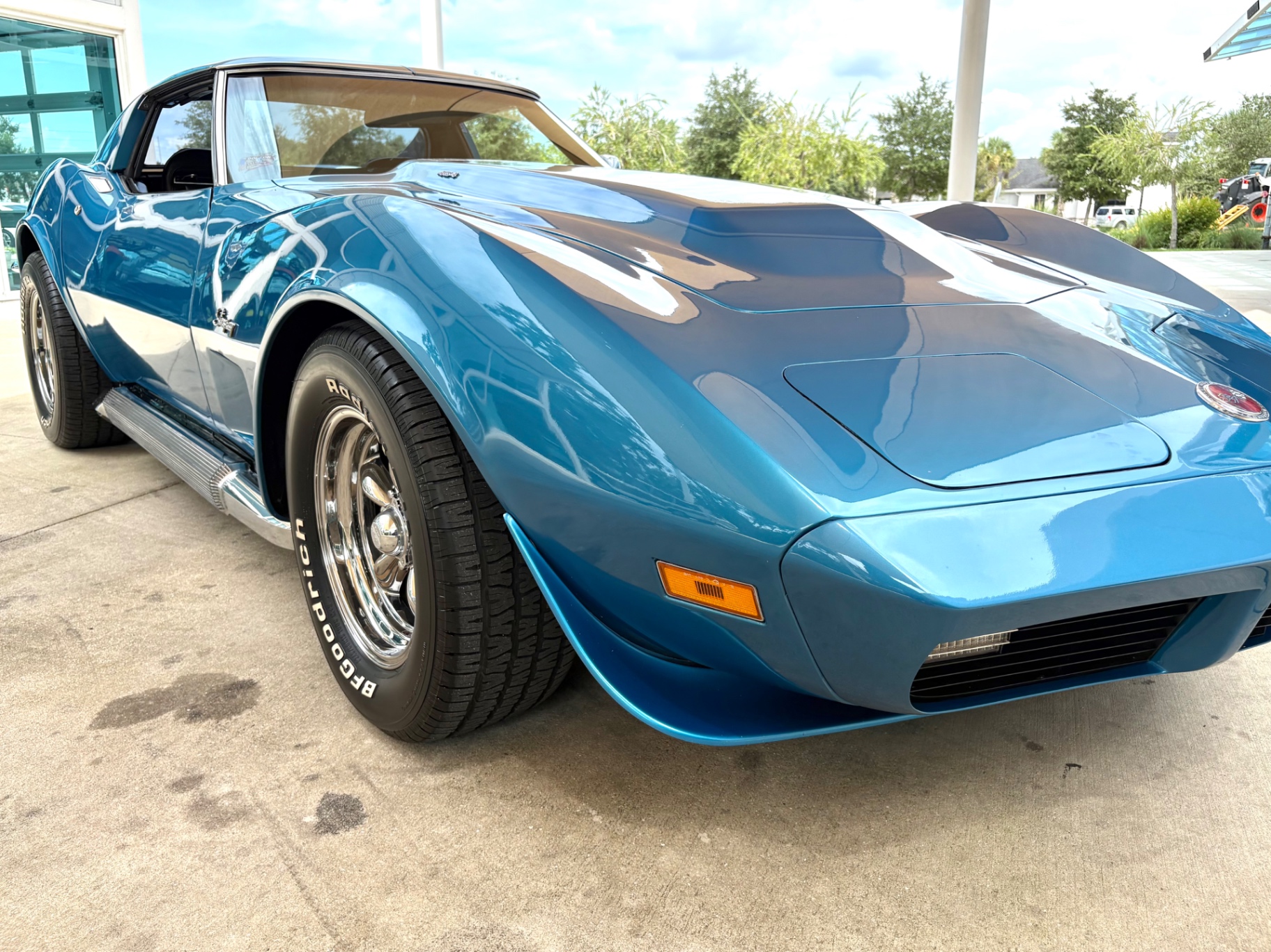 Vehicle photo 19