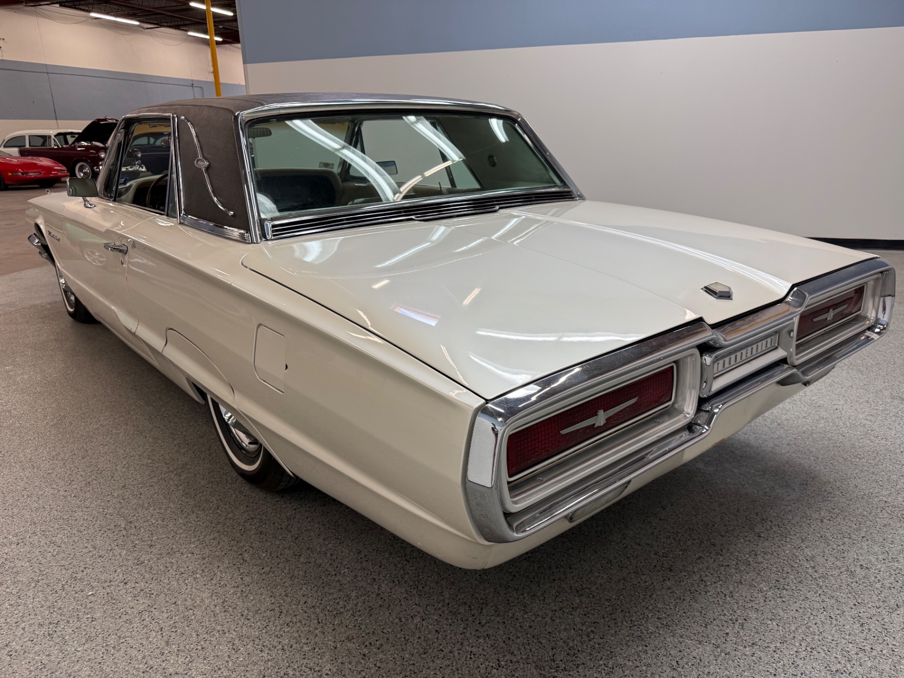 Vehicle photo 6