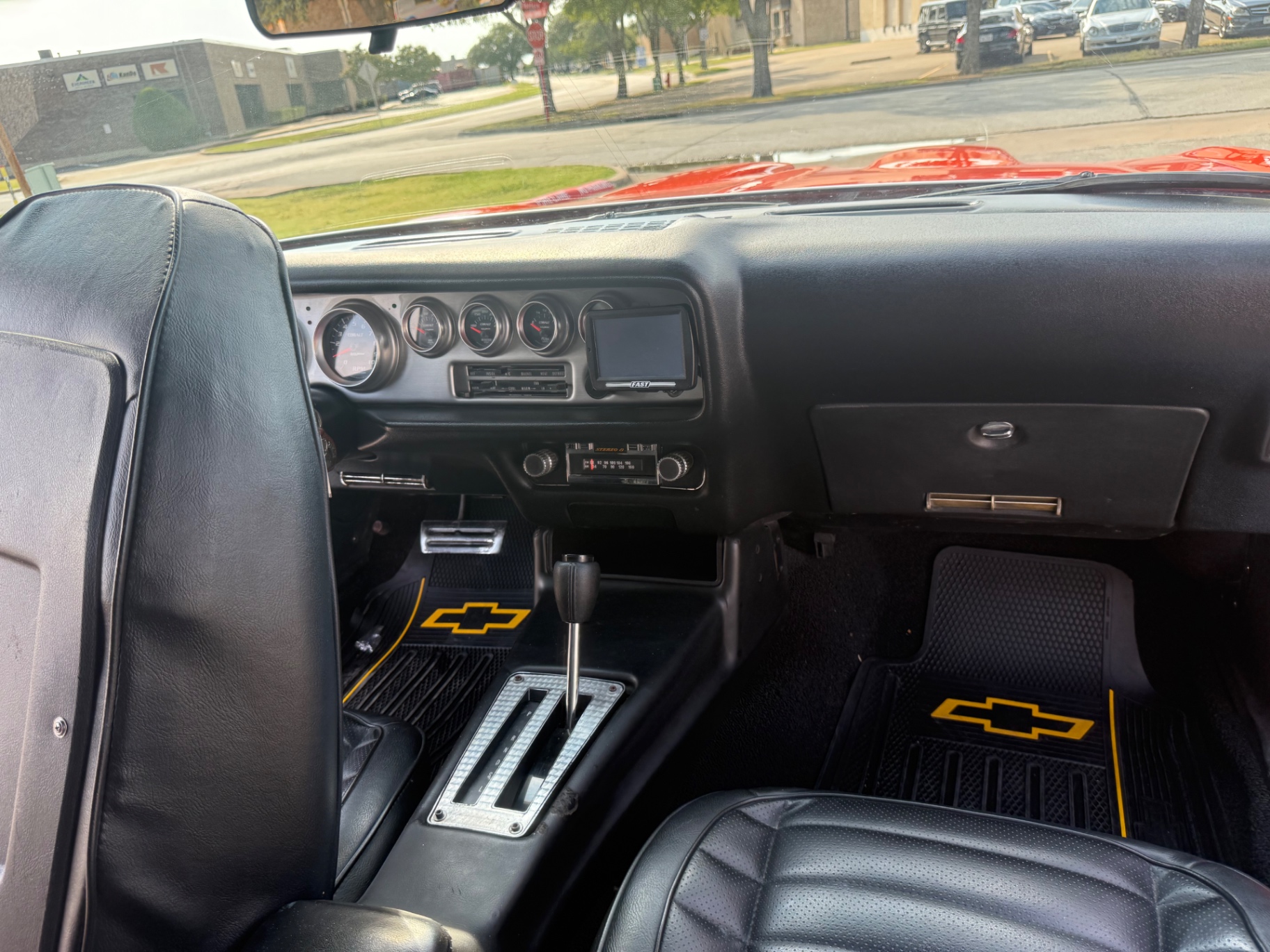 Vehicle photo 26