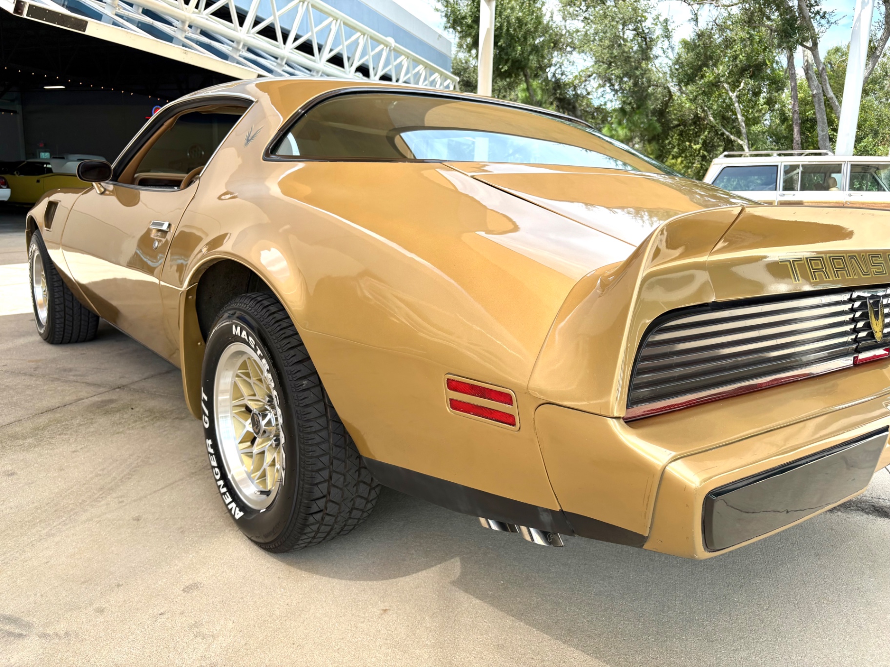 Vehicle photo 14