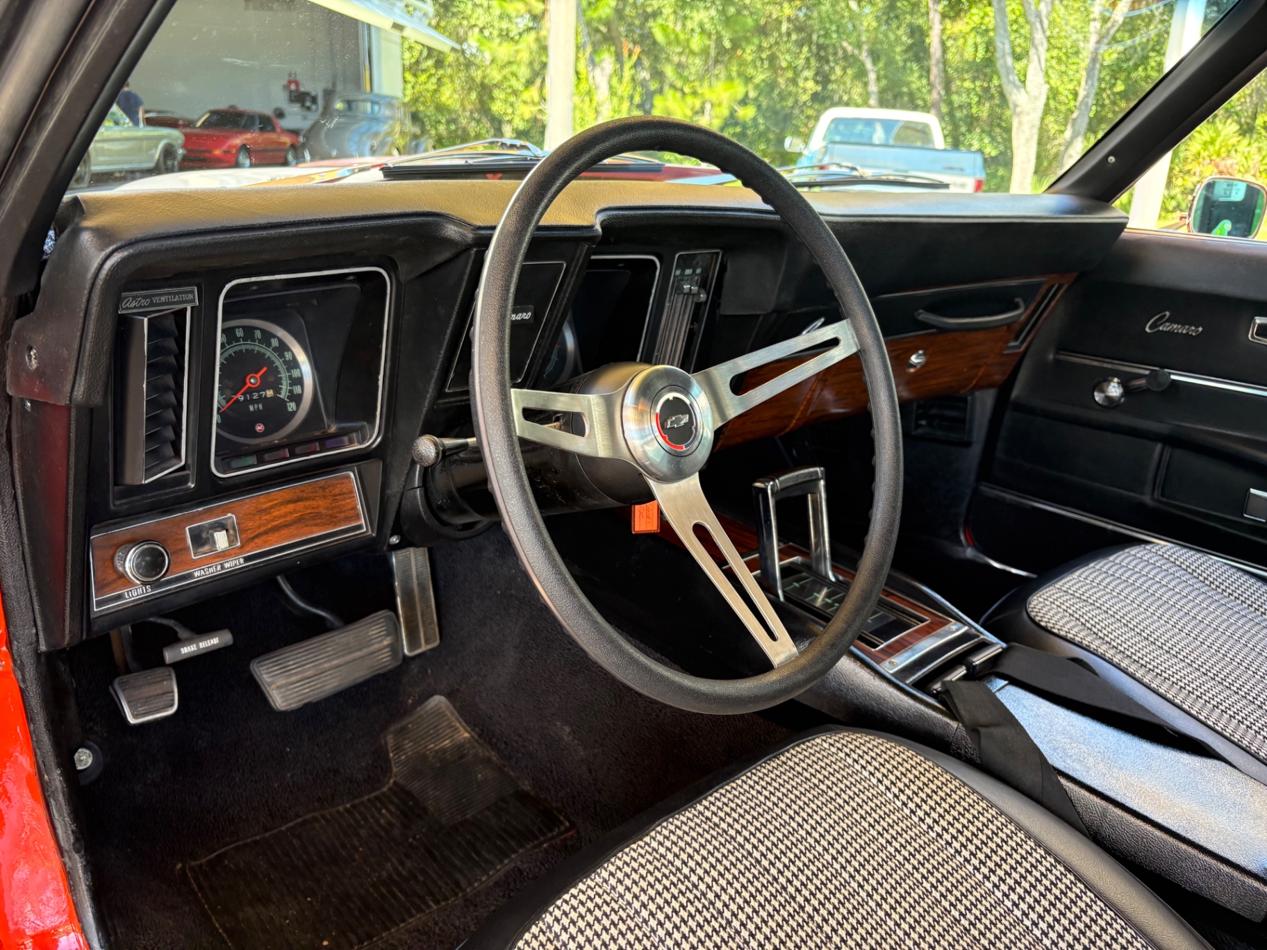 Vehicle photo 32