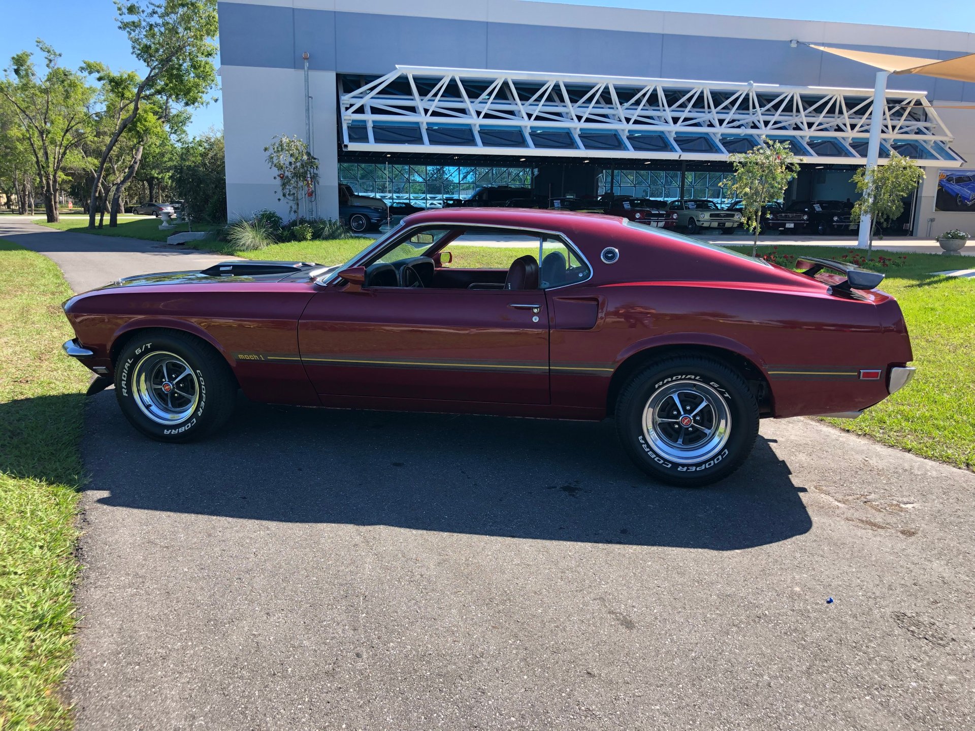 Vehicle photo 11