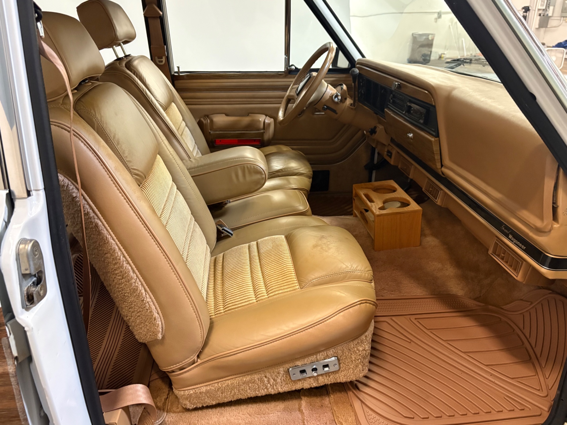 Vehicle photo 24