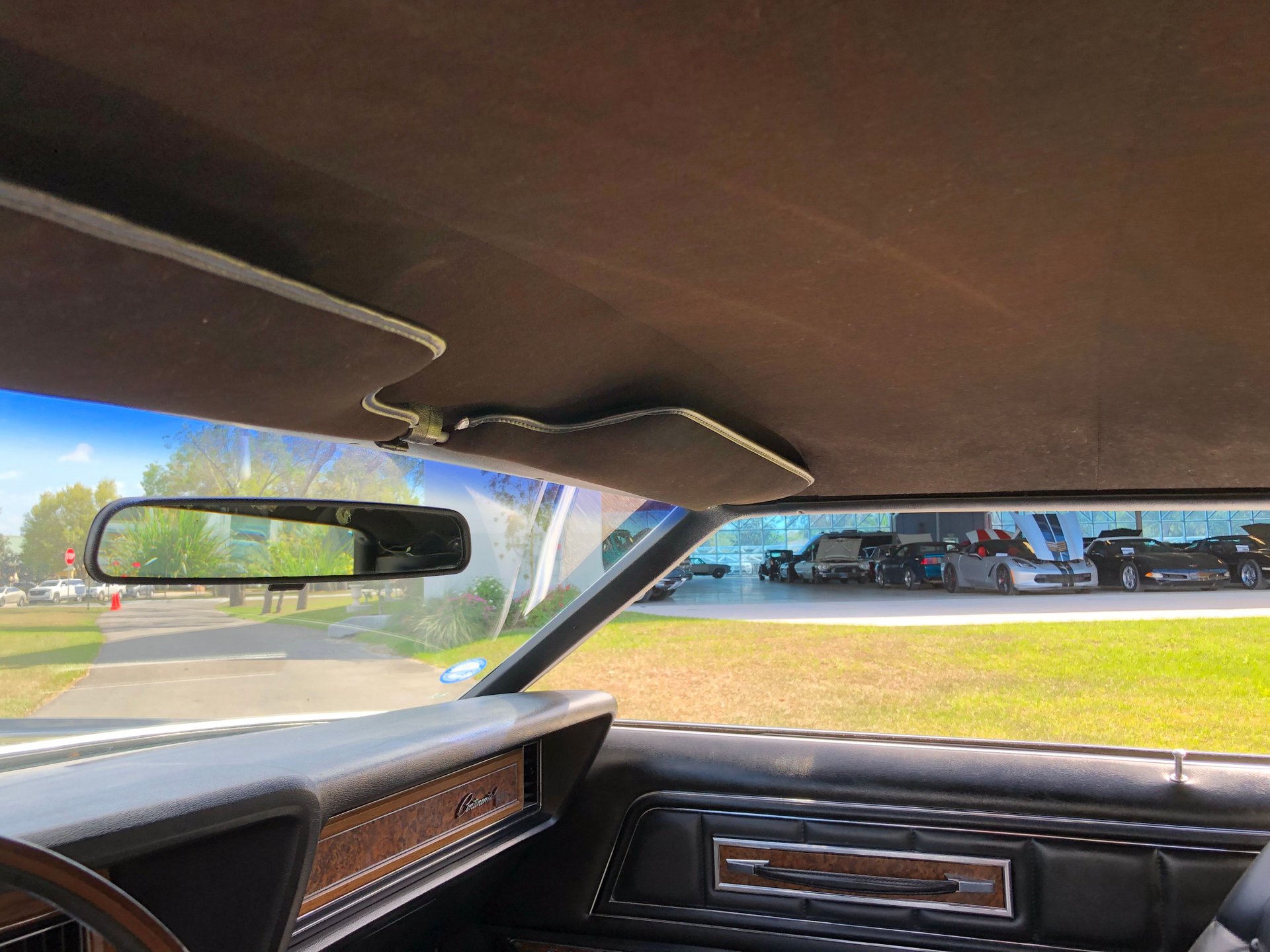 Vehicle photo 17