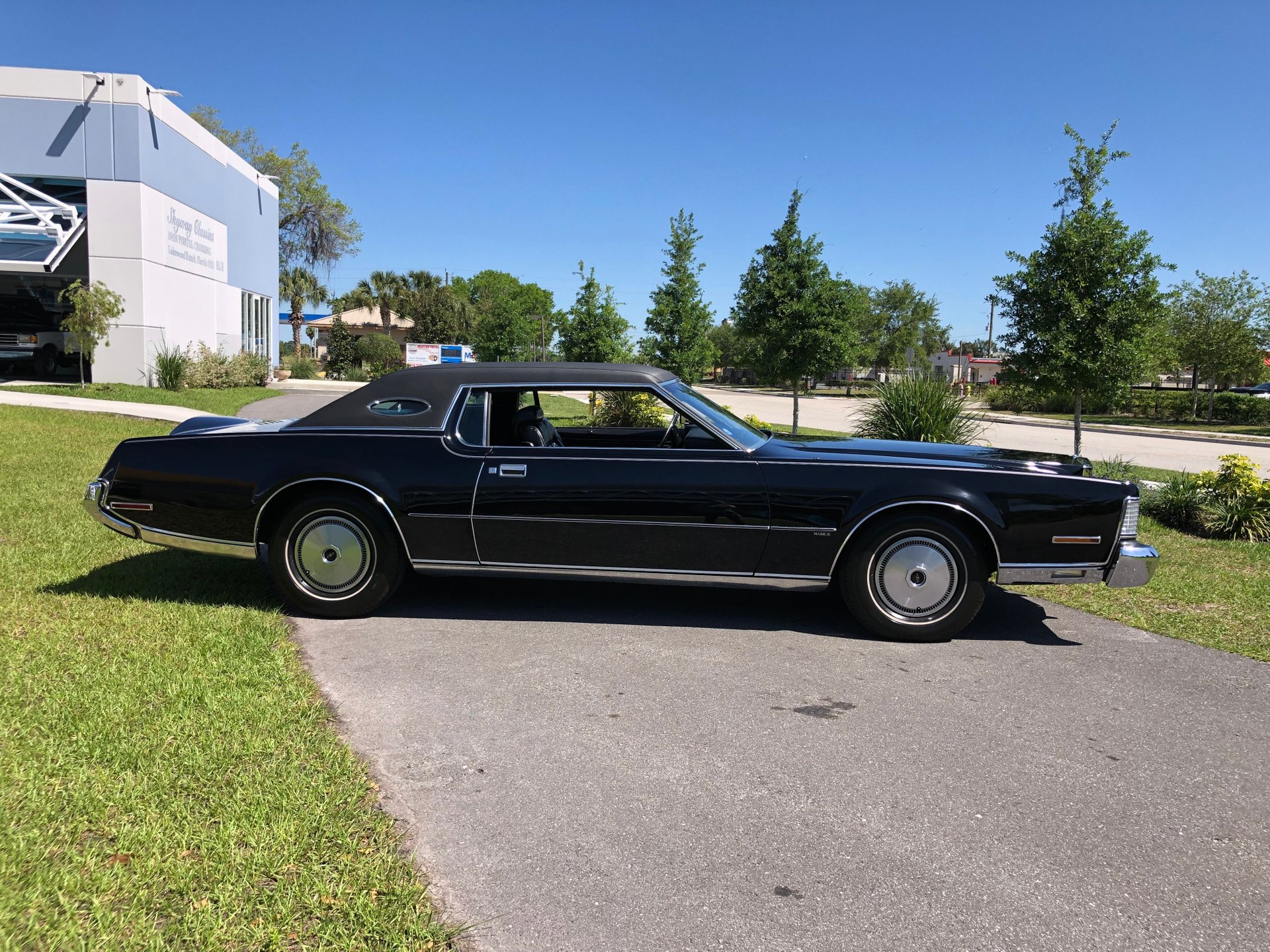 Vehicle photo 4