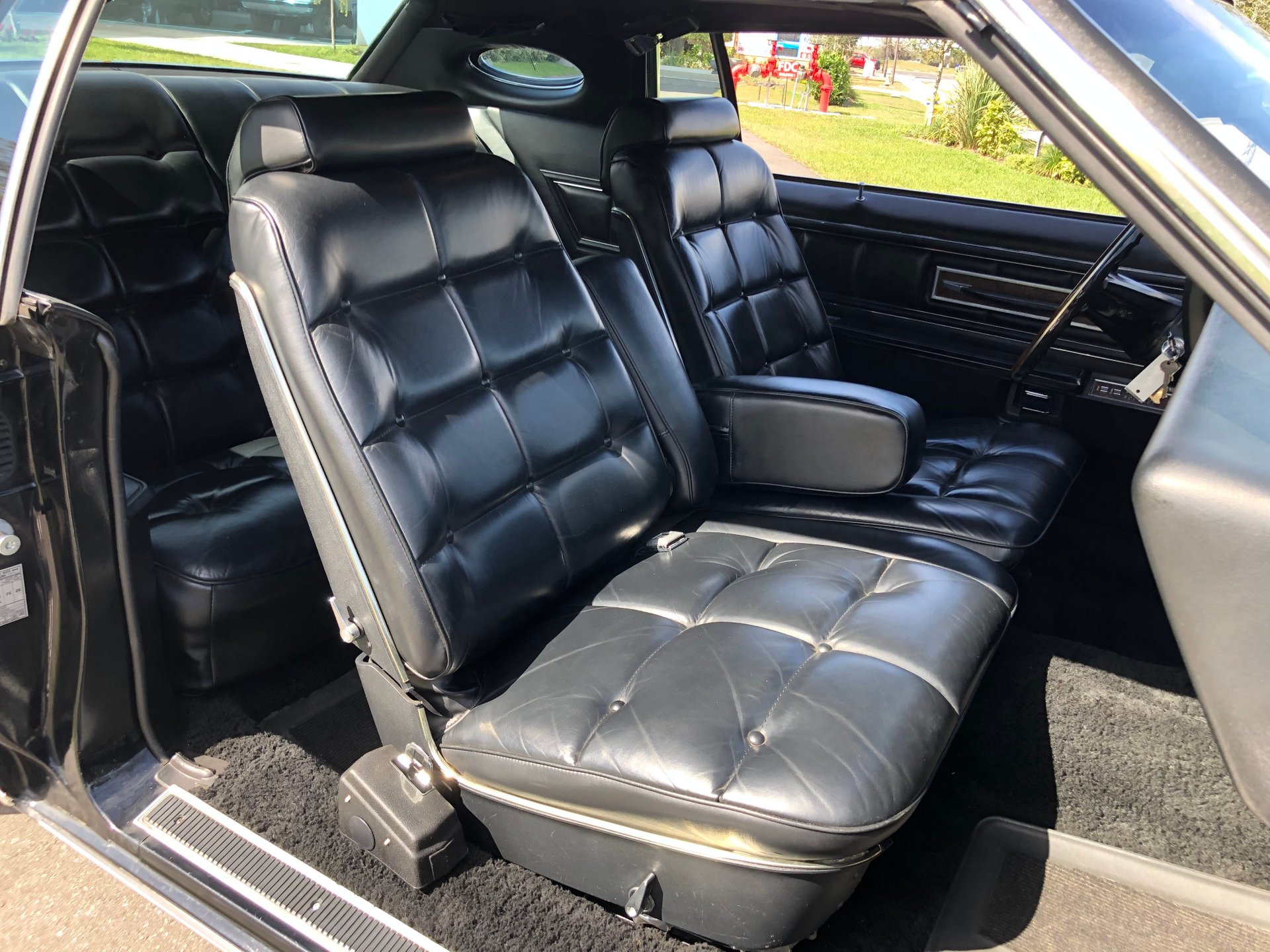 Vehicle photo 23