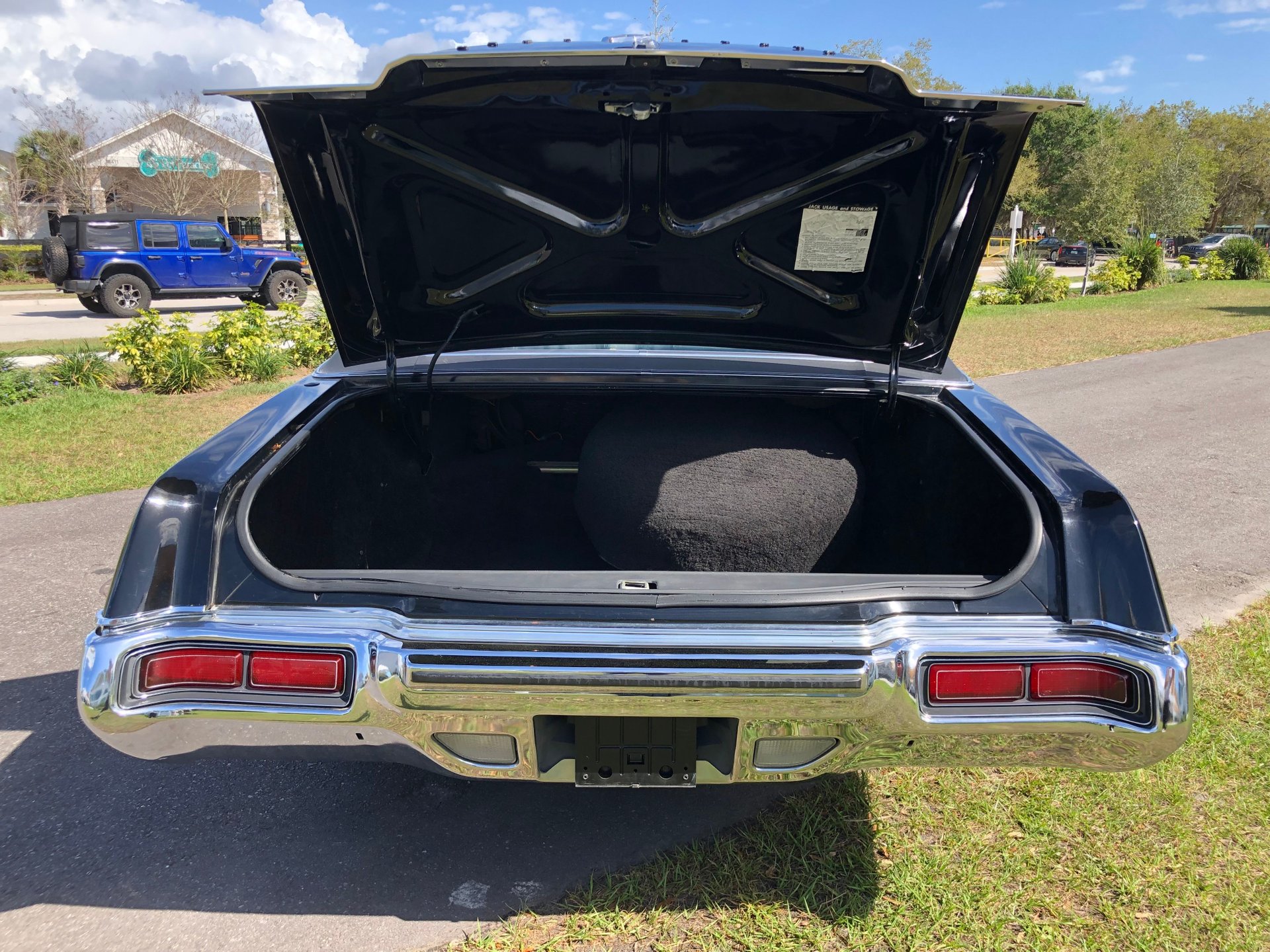 Vehicle photo 28