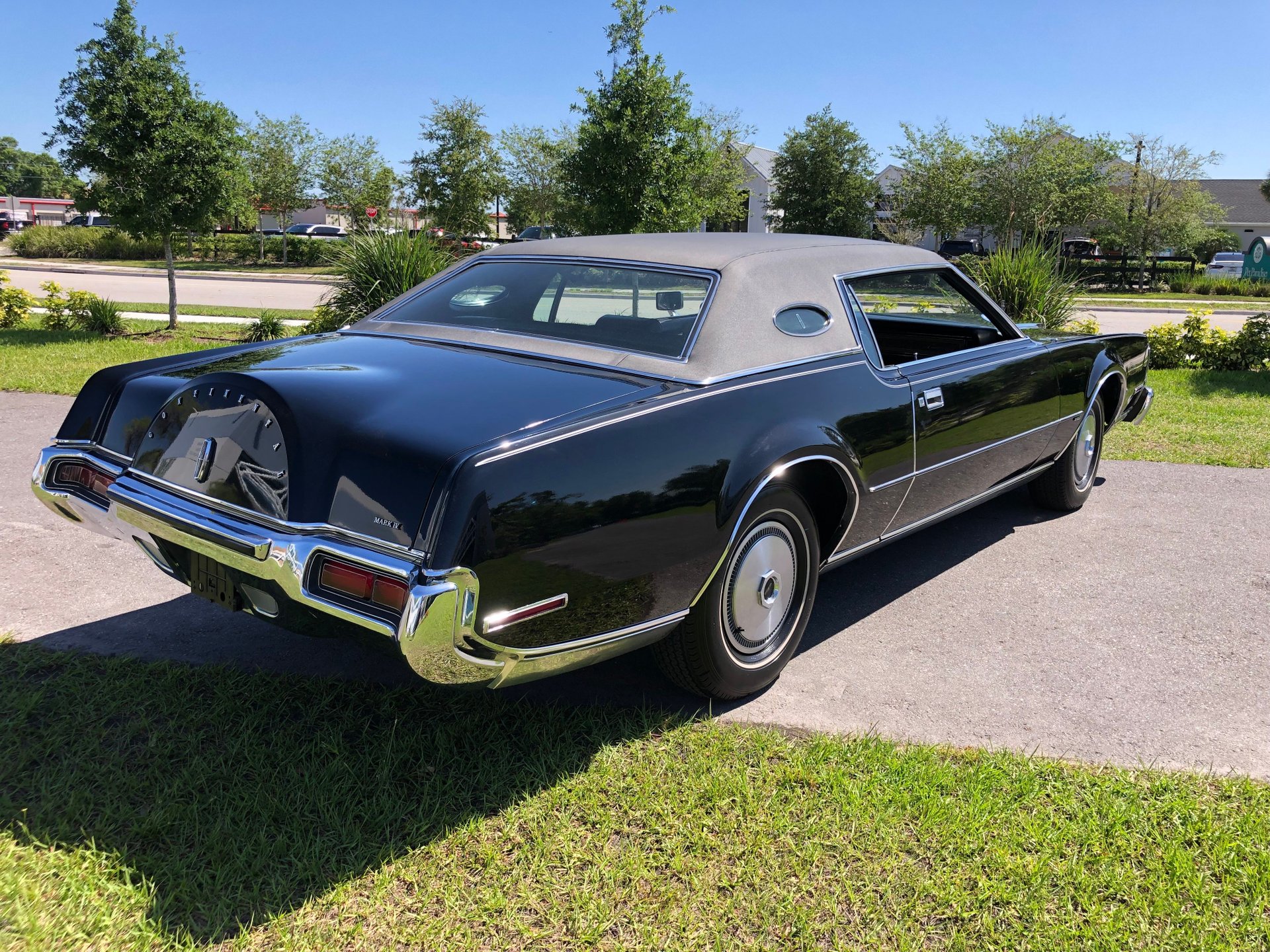 Vehicle photo 52