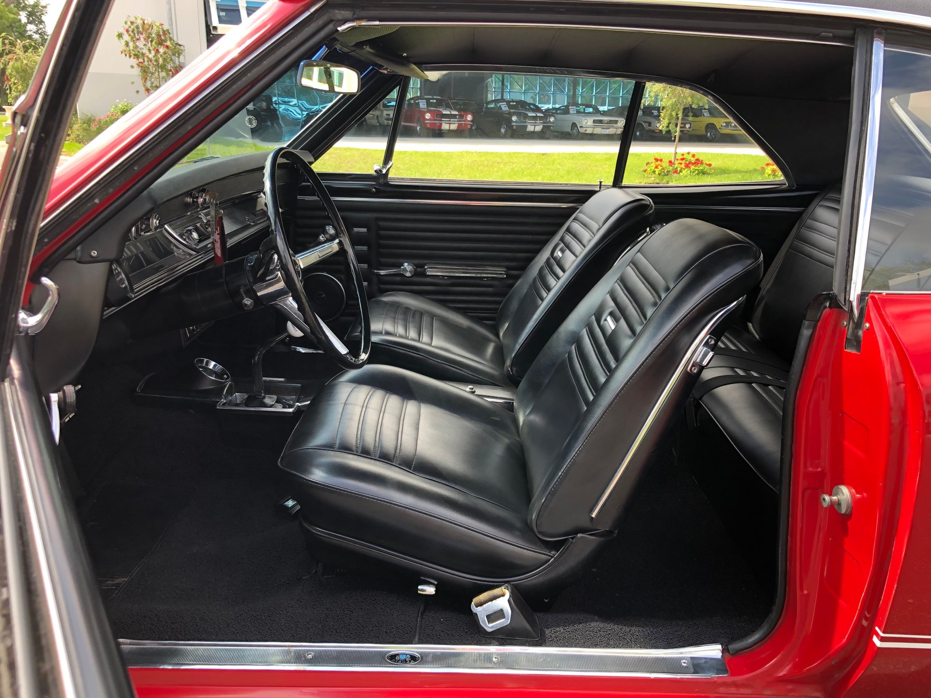 Vehicle photo 13