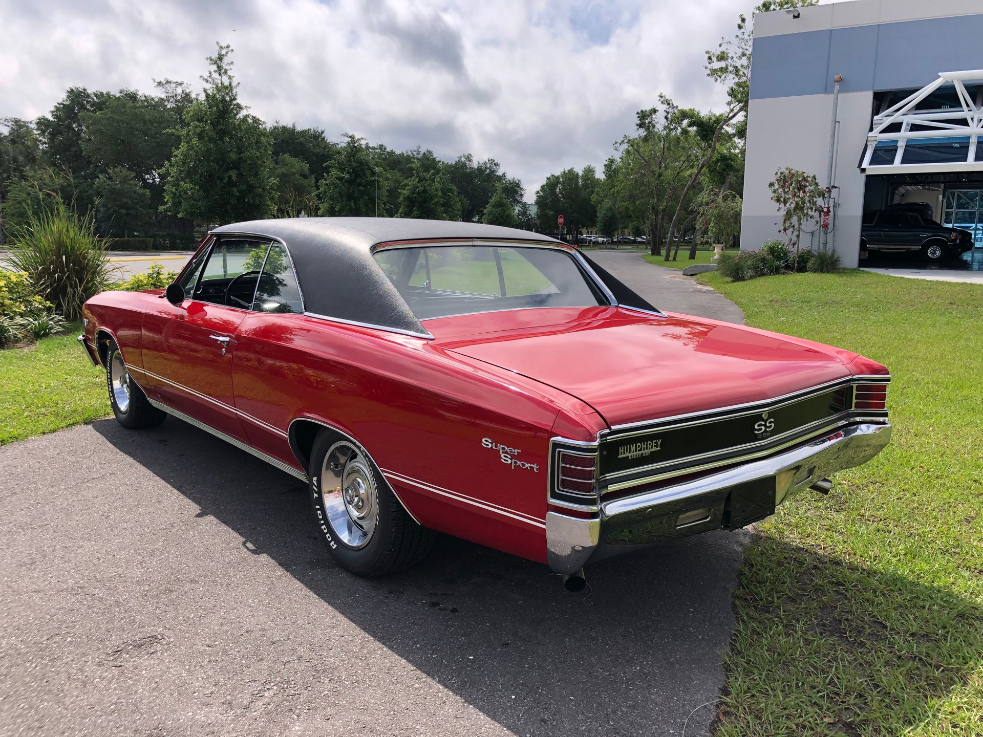 Vehicle photo 9