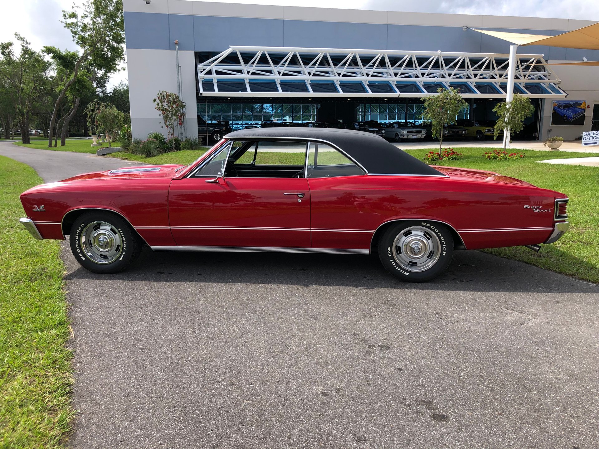 Vehicle photo 11