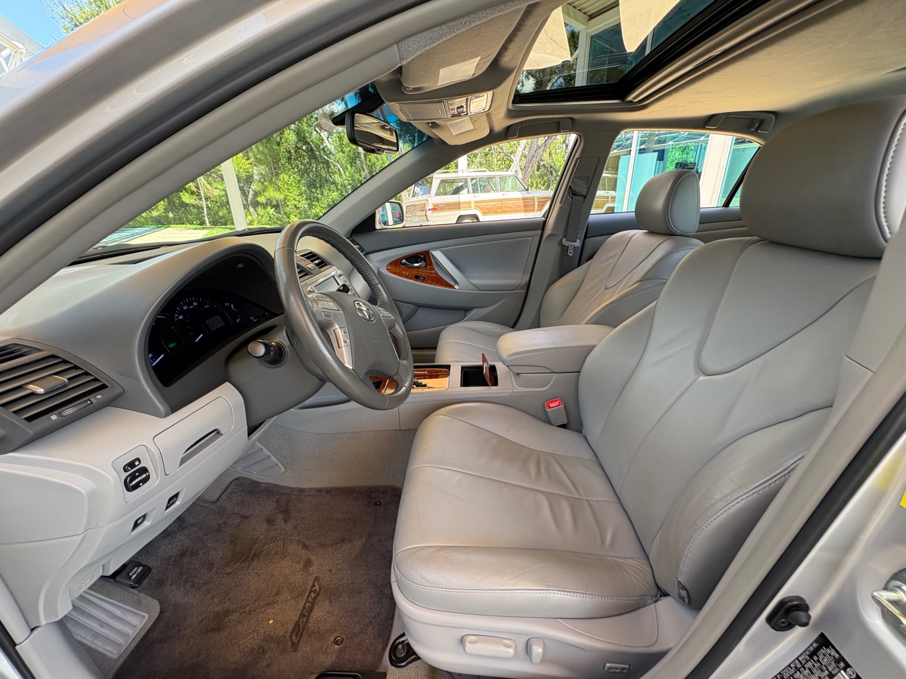 Vehicle photo 30