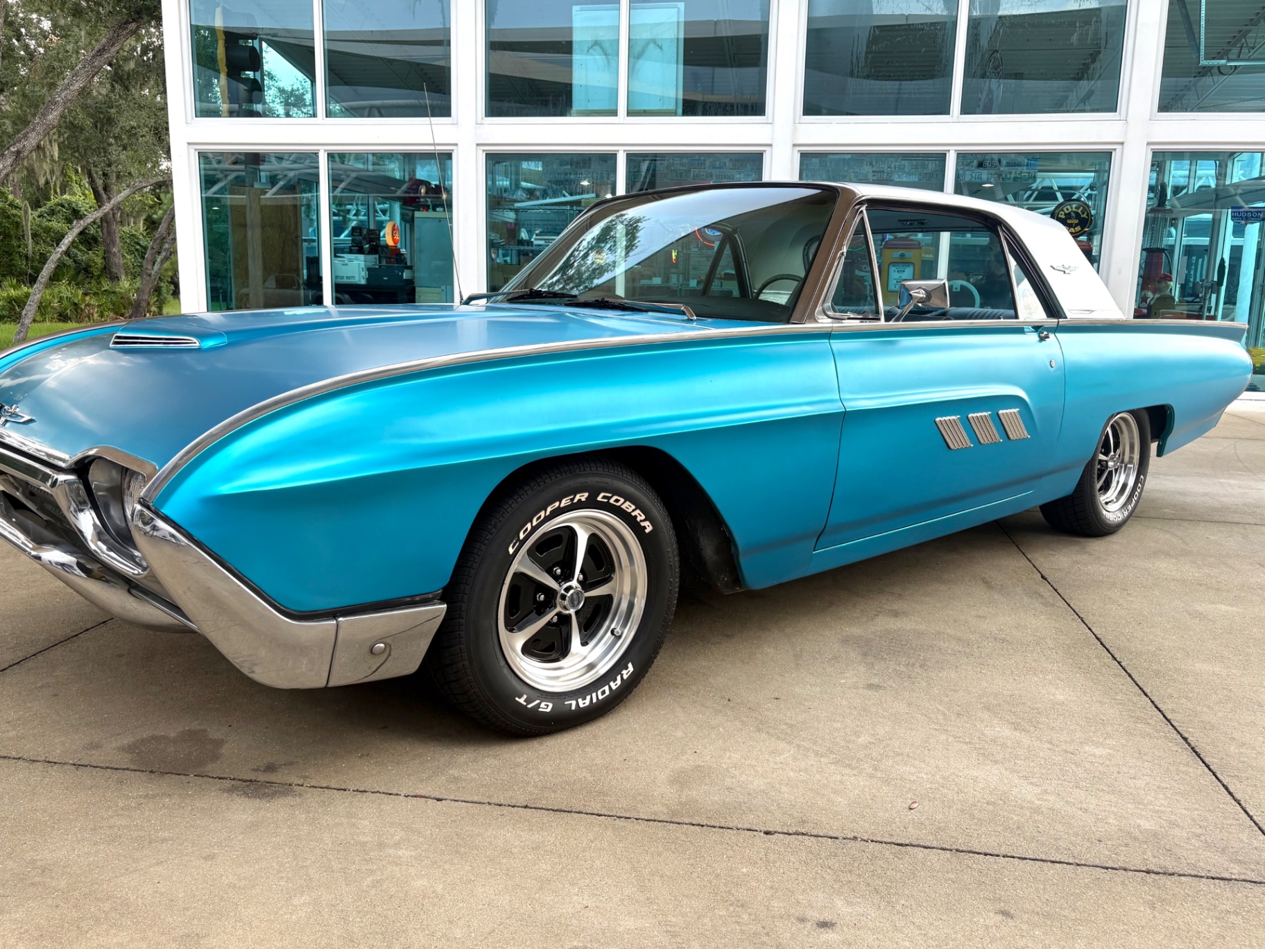 Vehicle photo 12