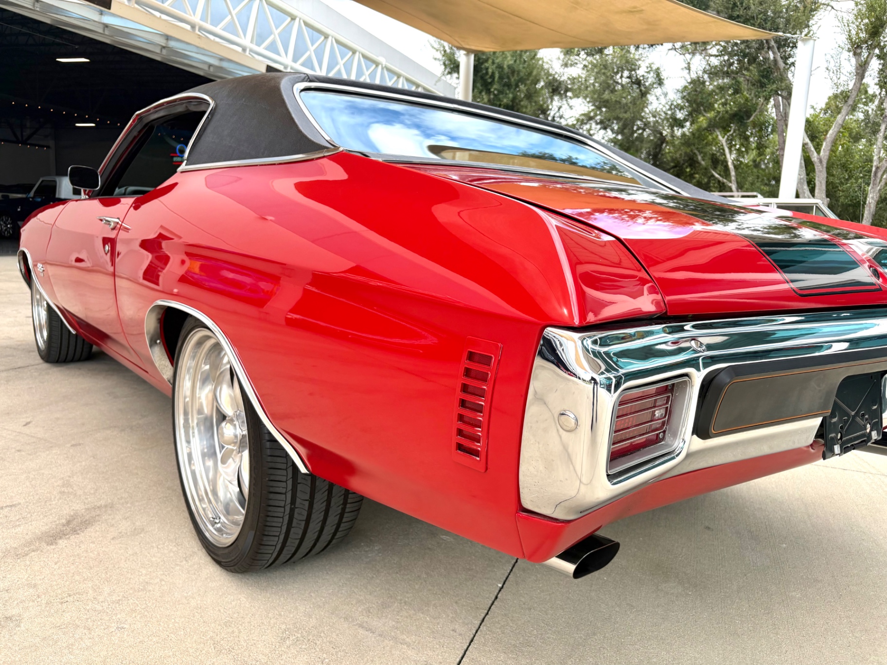 Vehicle photo 18