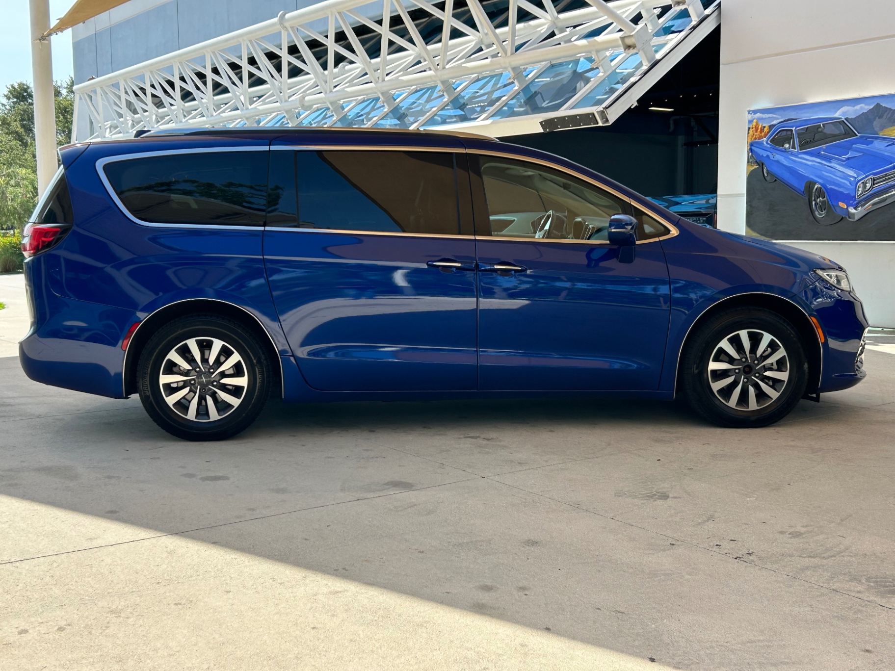 Vehicle photo 4