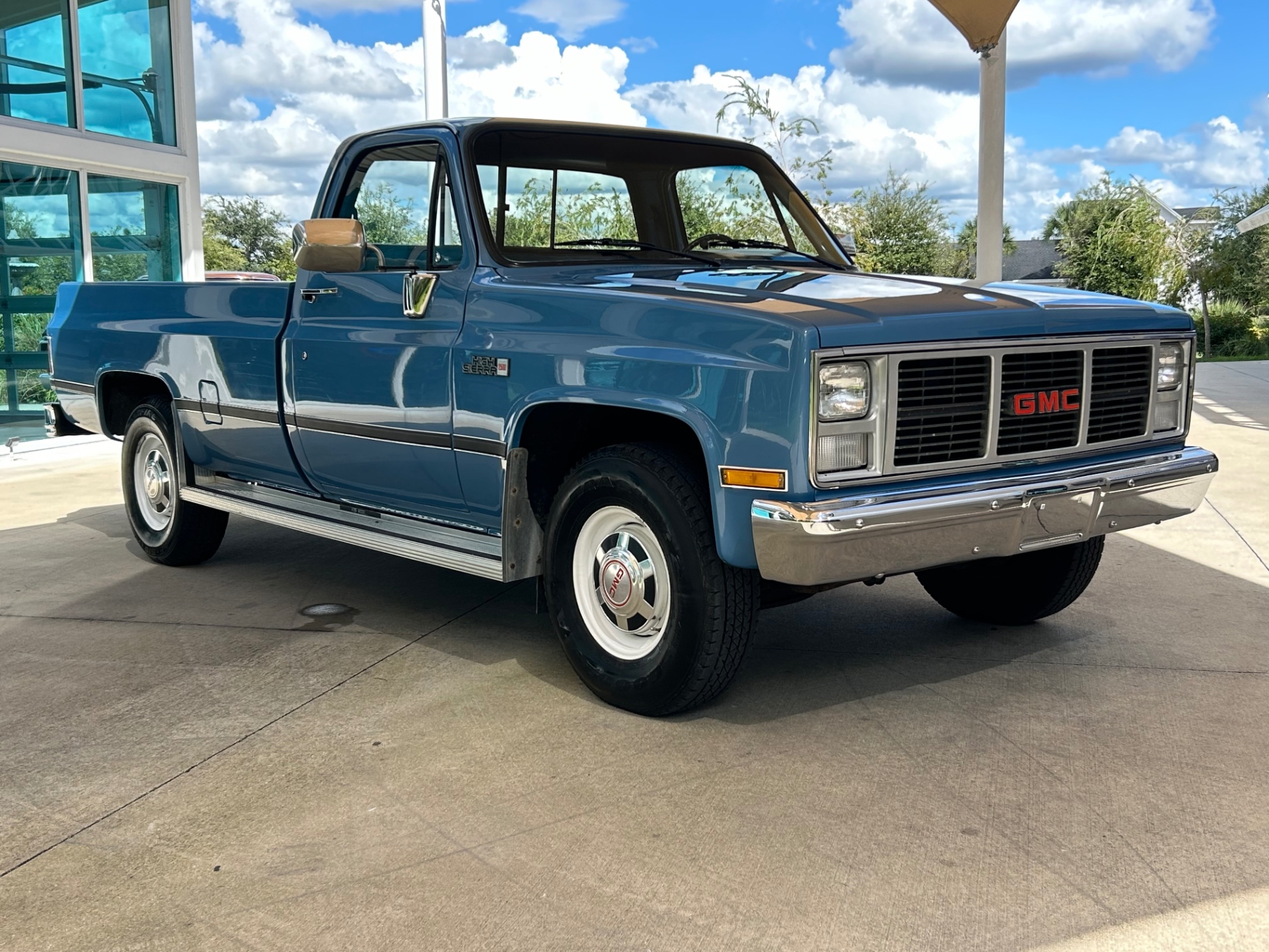 Vehicle photo 3