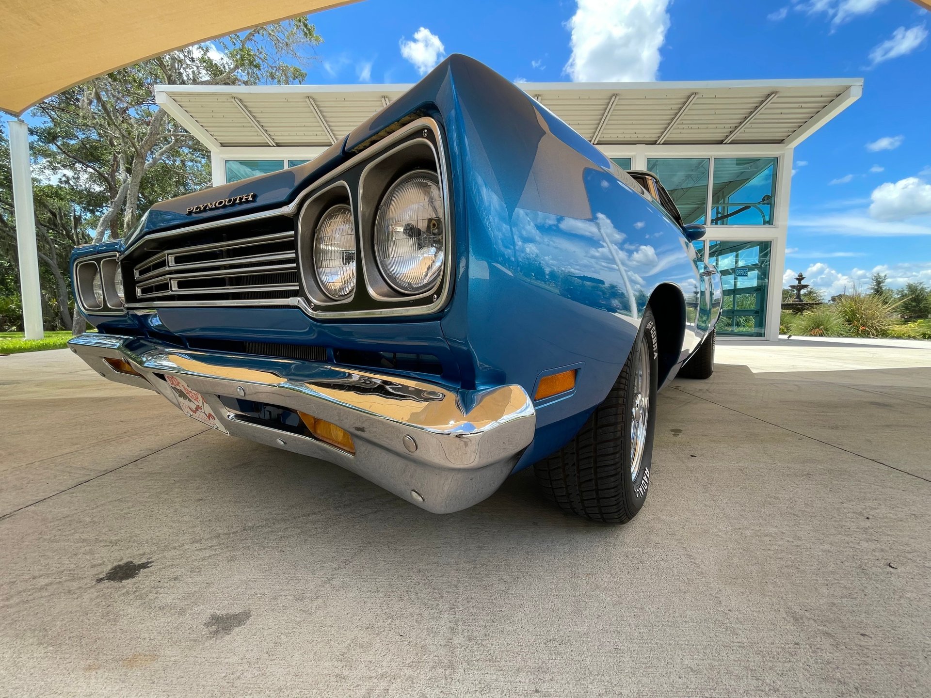 Vehicle photo 13