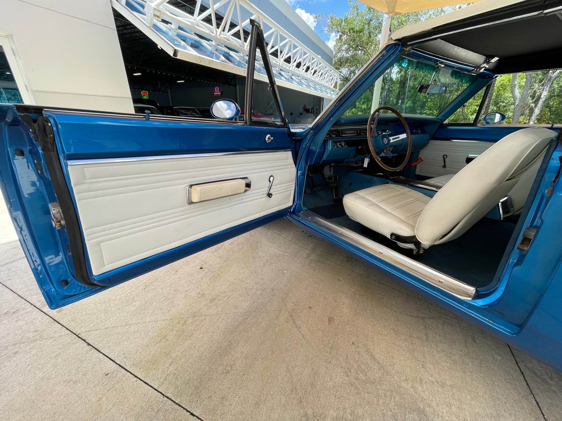 Vehicle photo 18