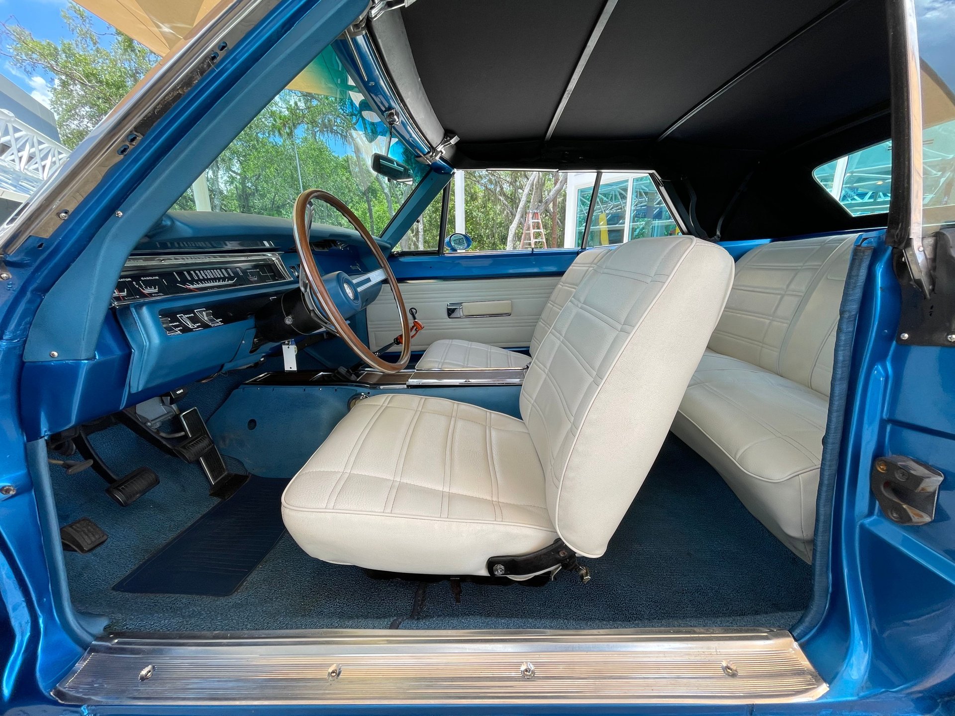 Vehicle photo 19