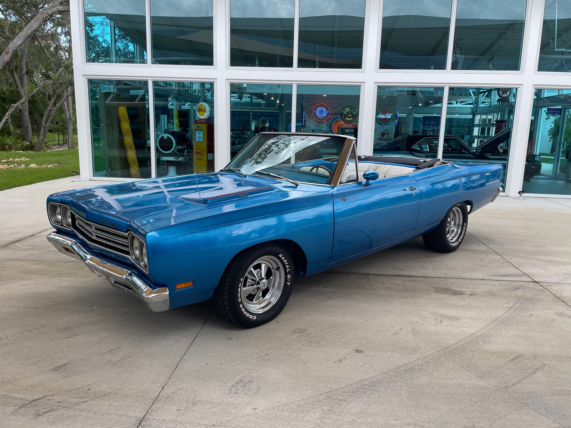 Vehicle photo 4