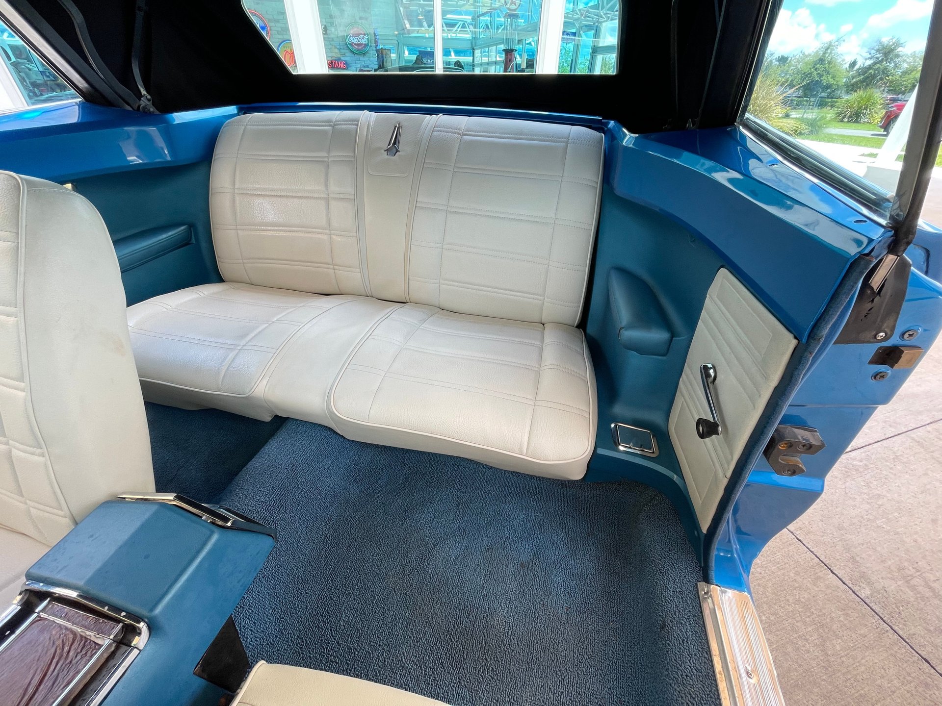Vehicle photo 25