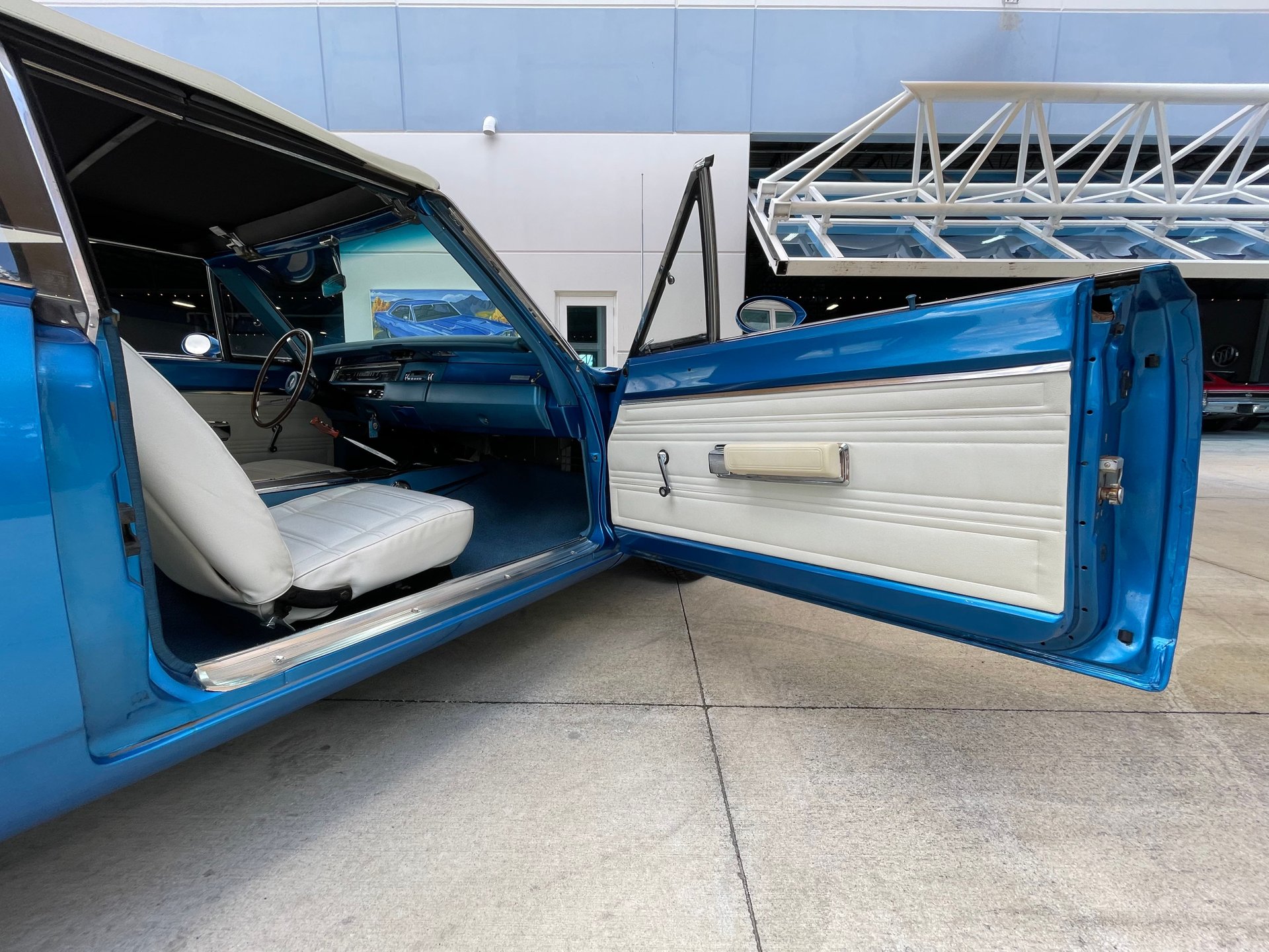 Vehicle photo 26
