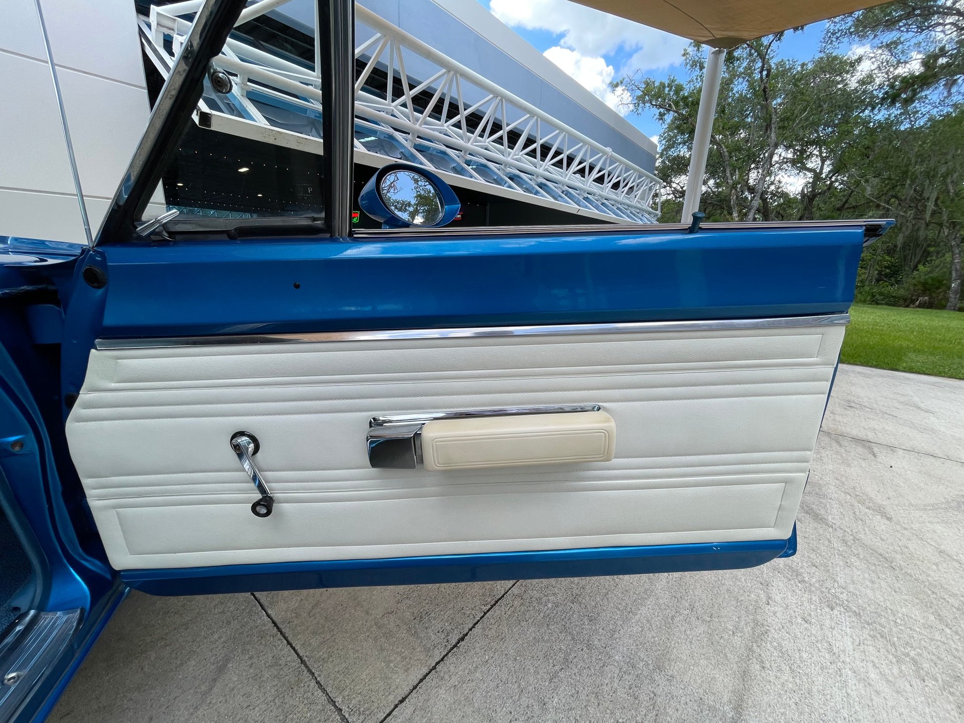 Vehicle photo 27