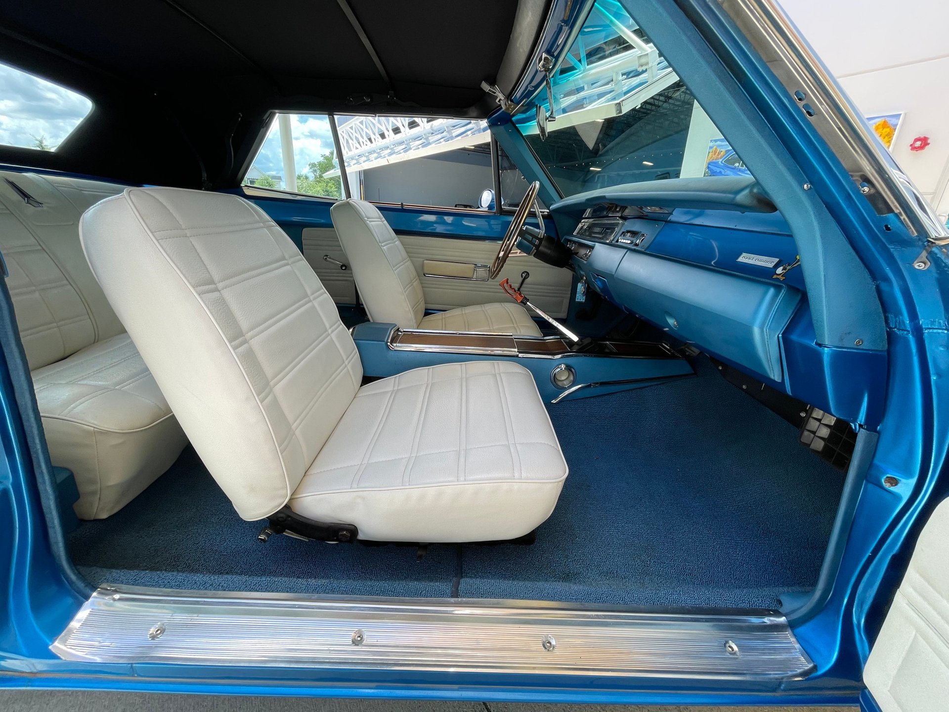 Vehicle photo 28