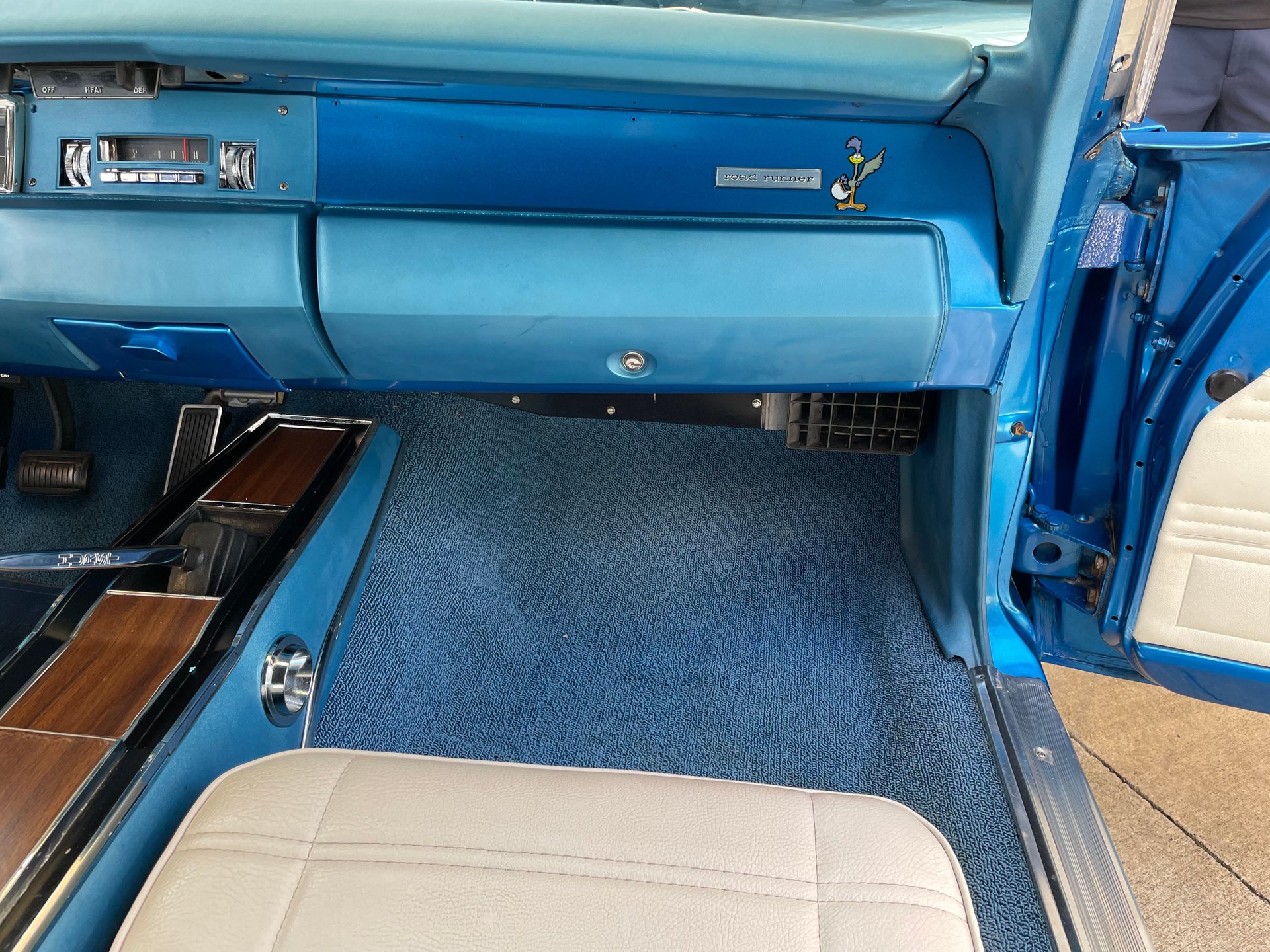Vehicle photo 30