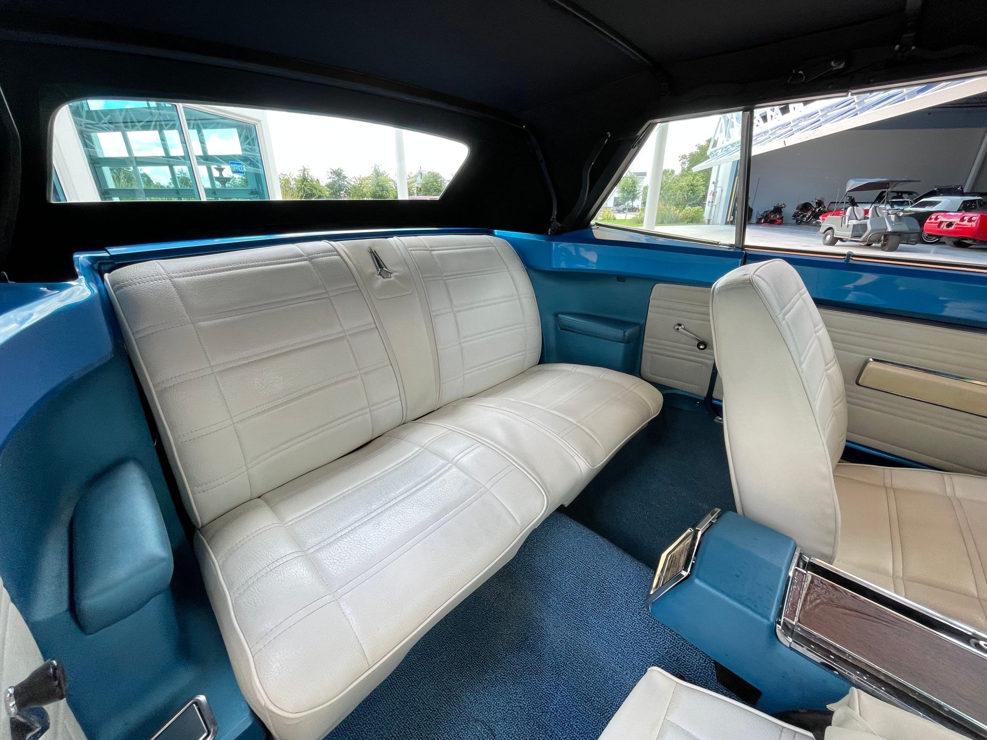 Vehicle photo 32