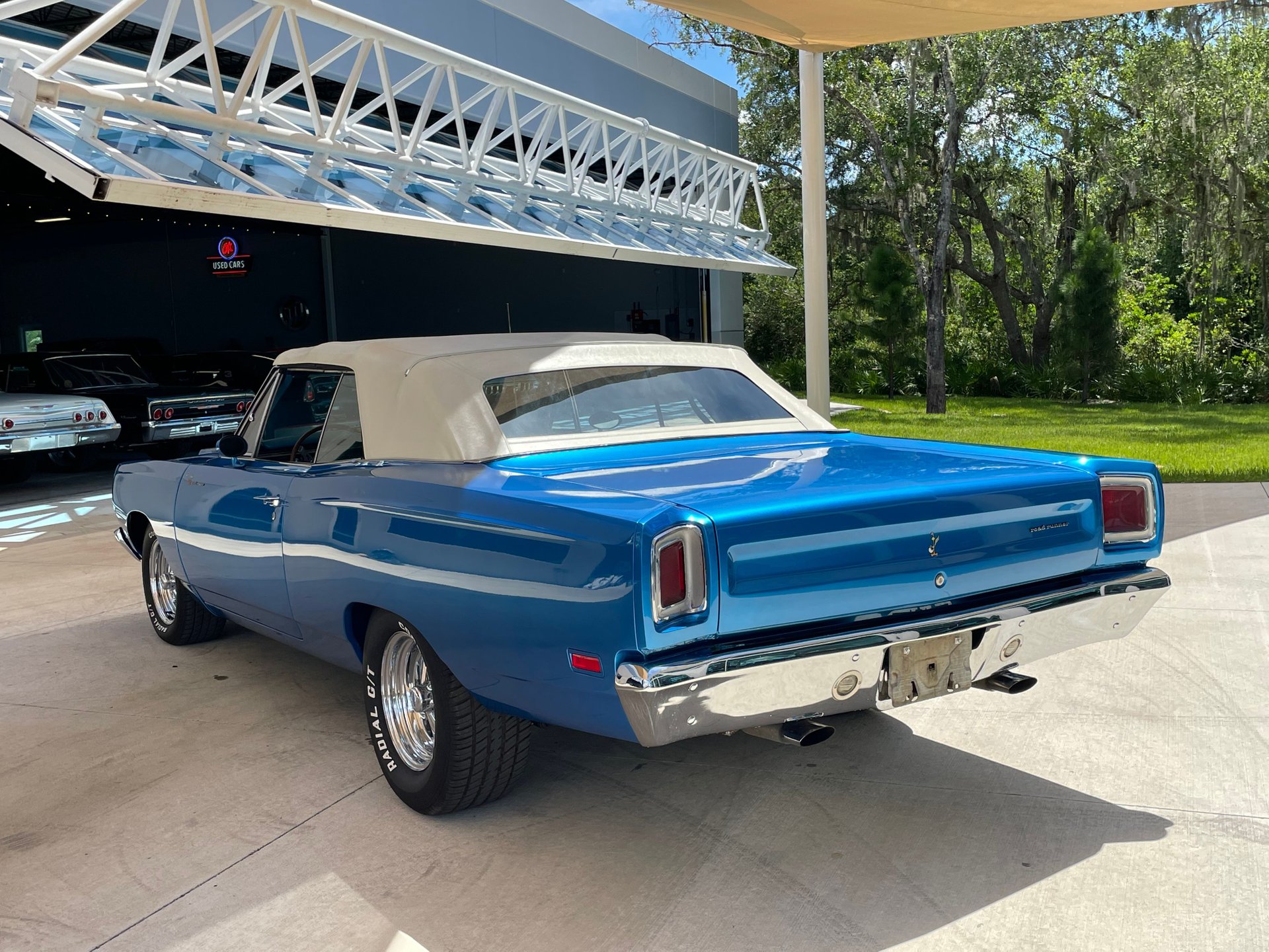 Vehicle photo 8