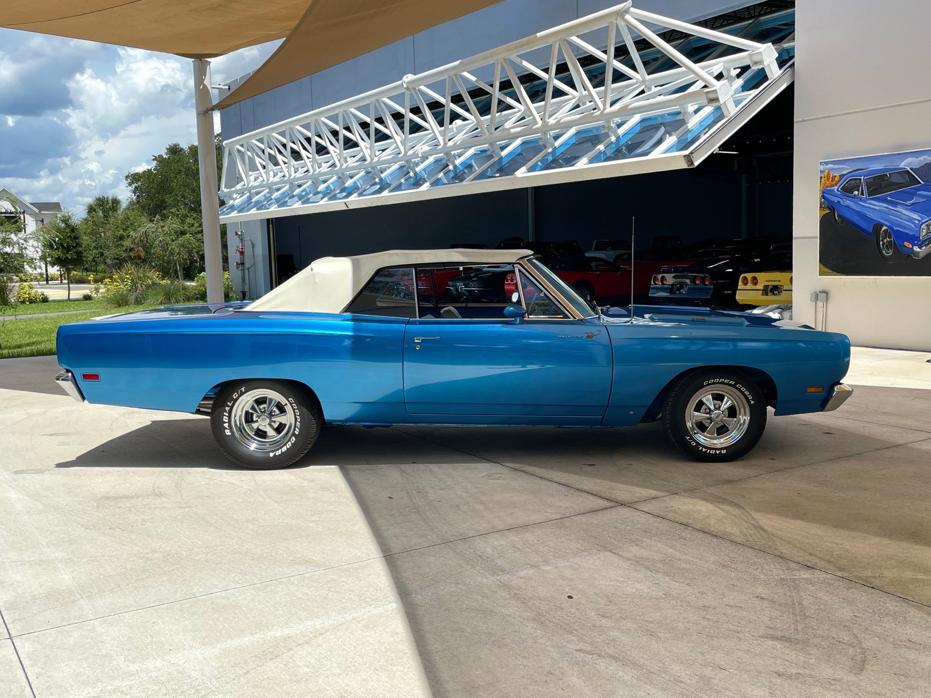 Vehicle photo 9