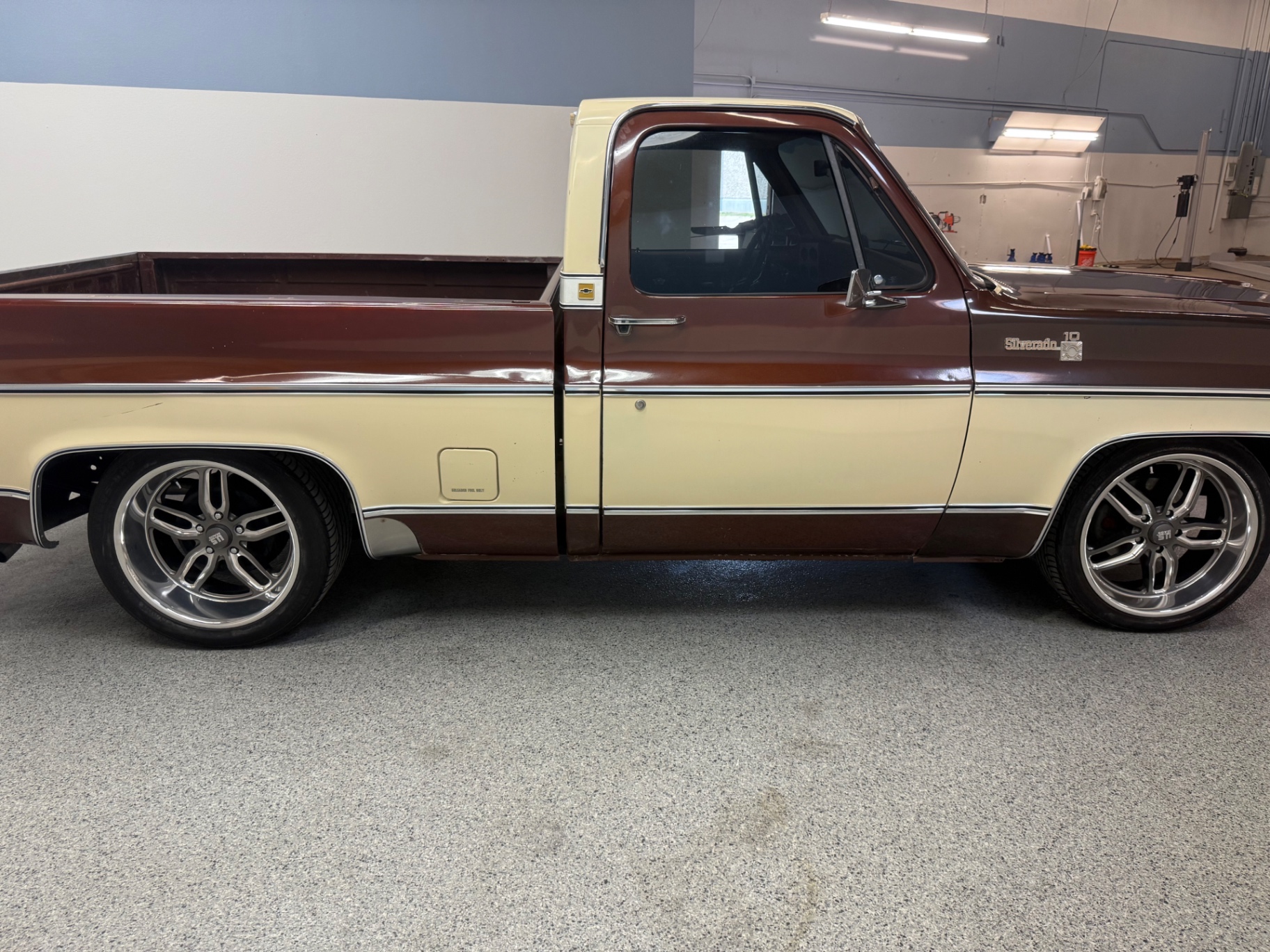 Vehicle photo 9