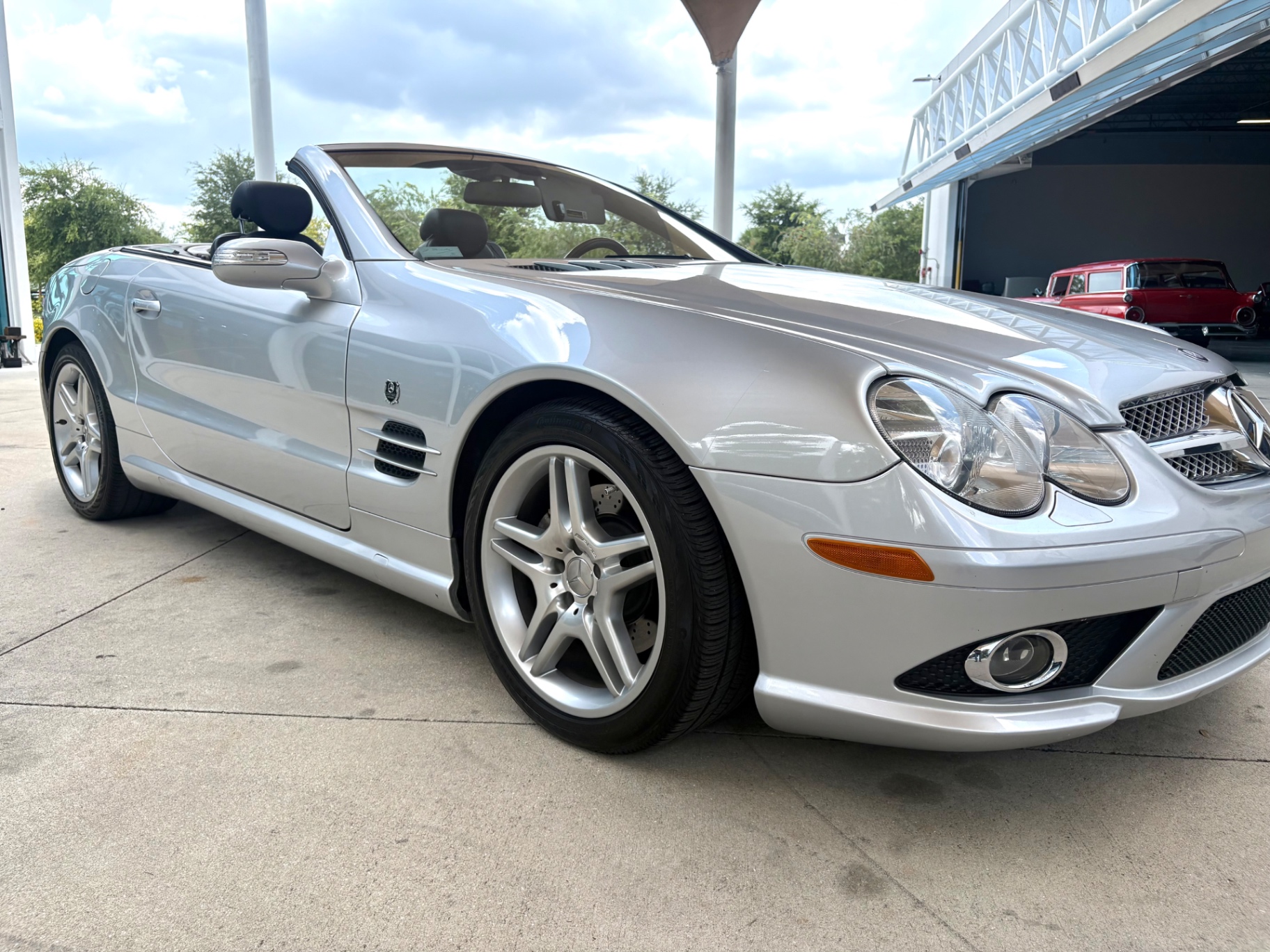 Vehicle photo 19
