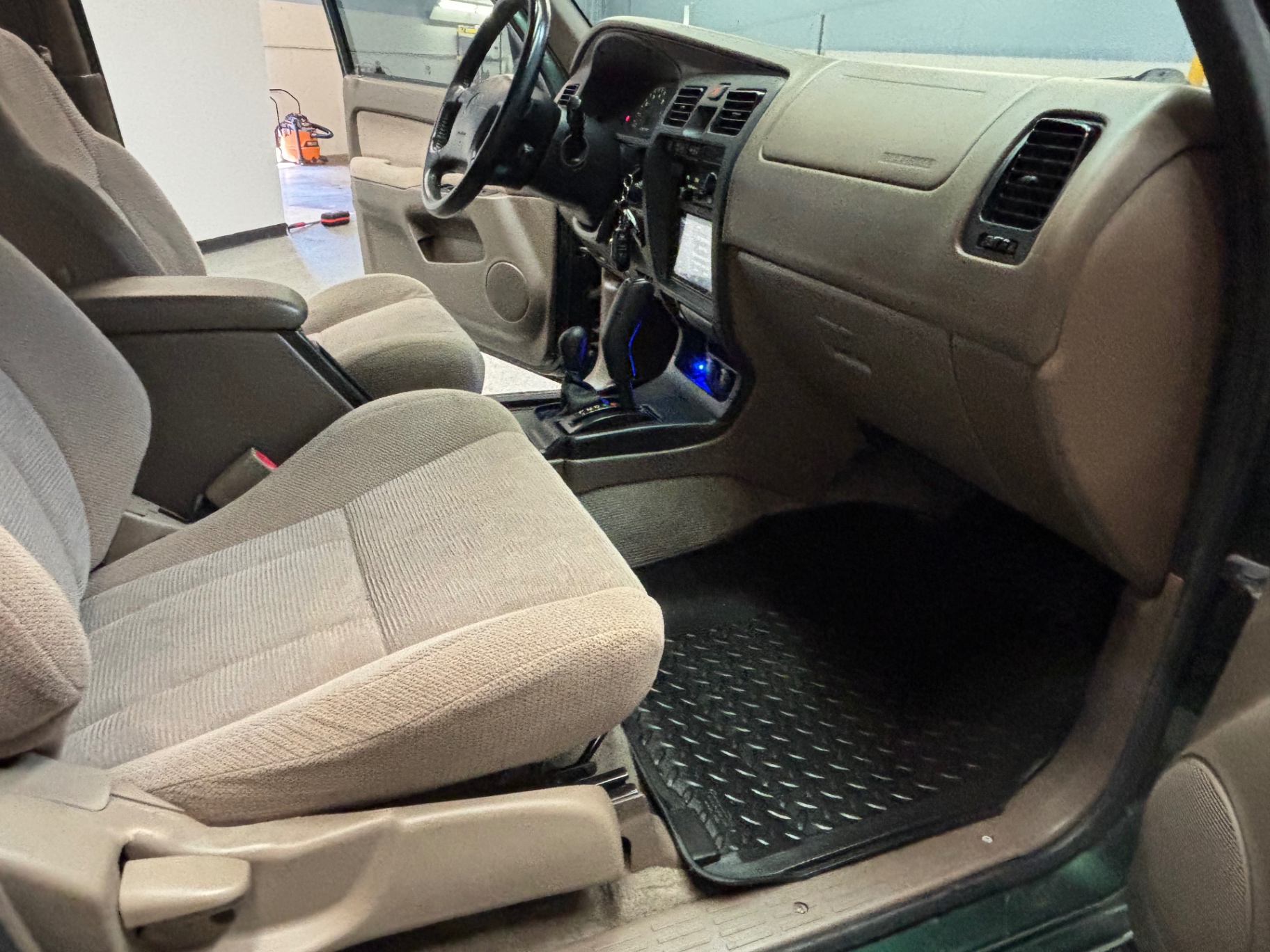Vehicle photo 35