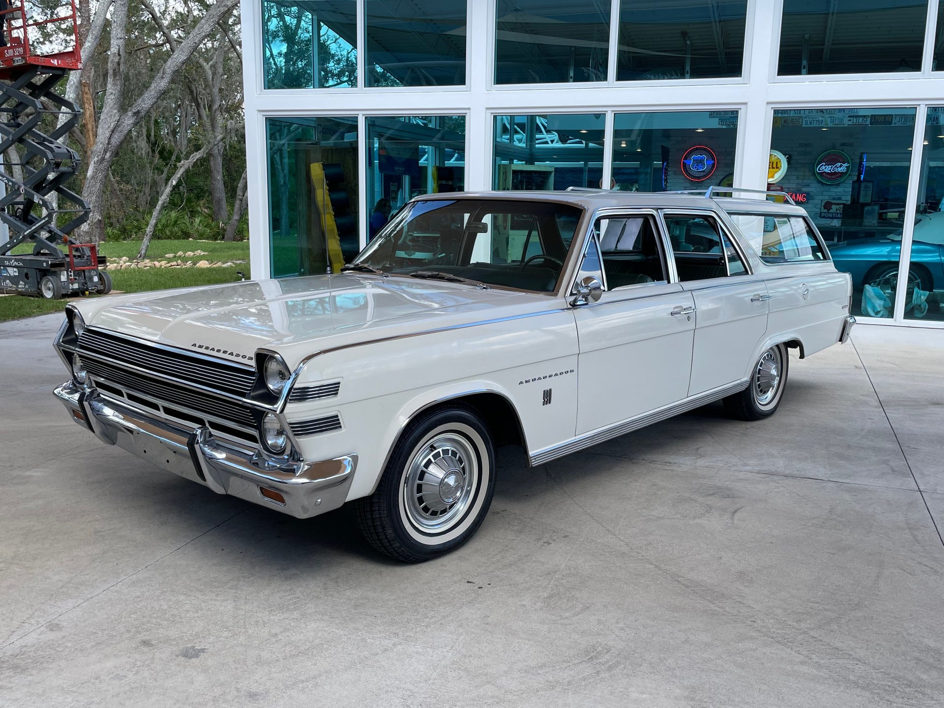 Vehicle photo 12