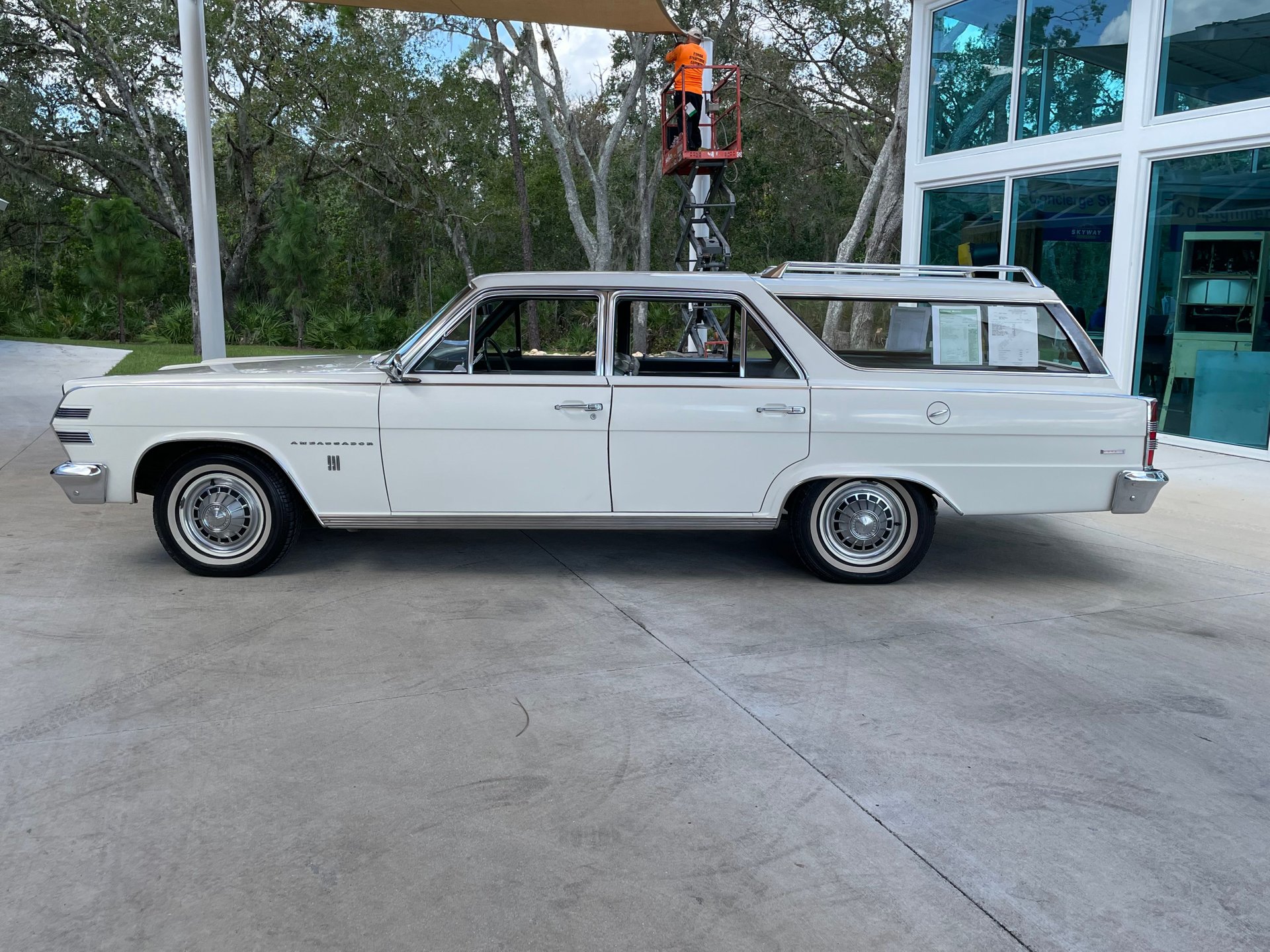 Vehicle photo 13