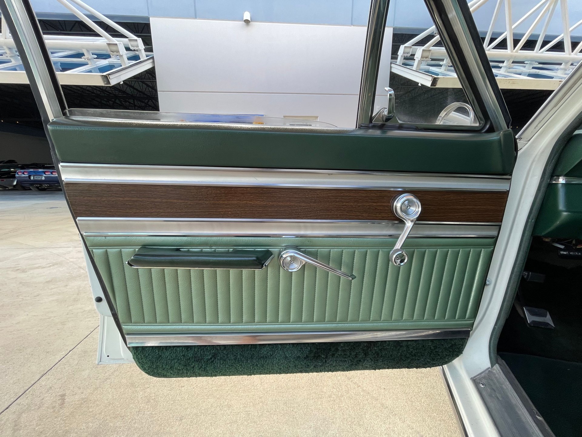 Vehicle photo 17