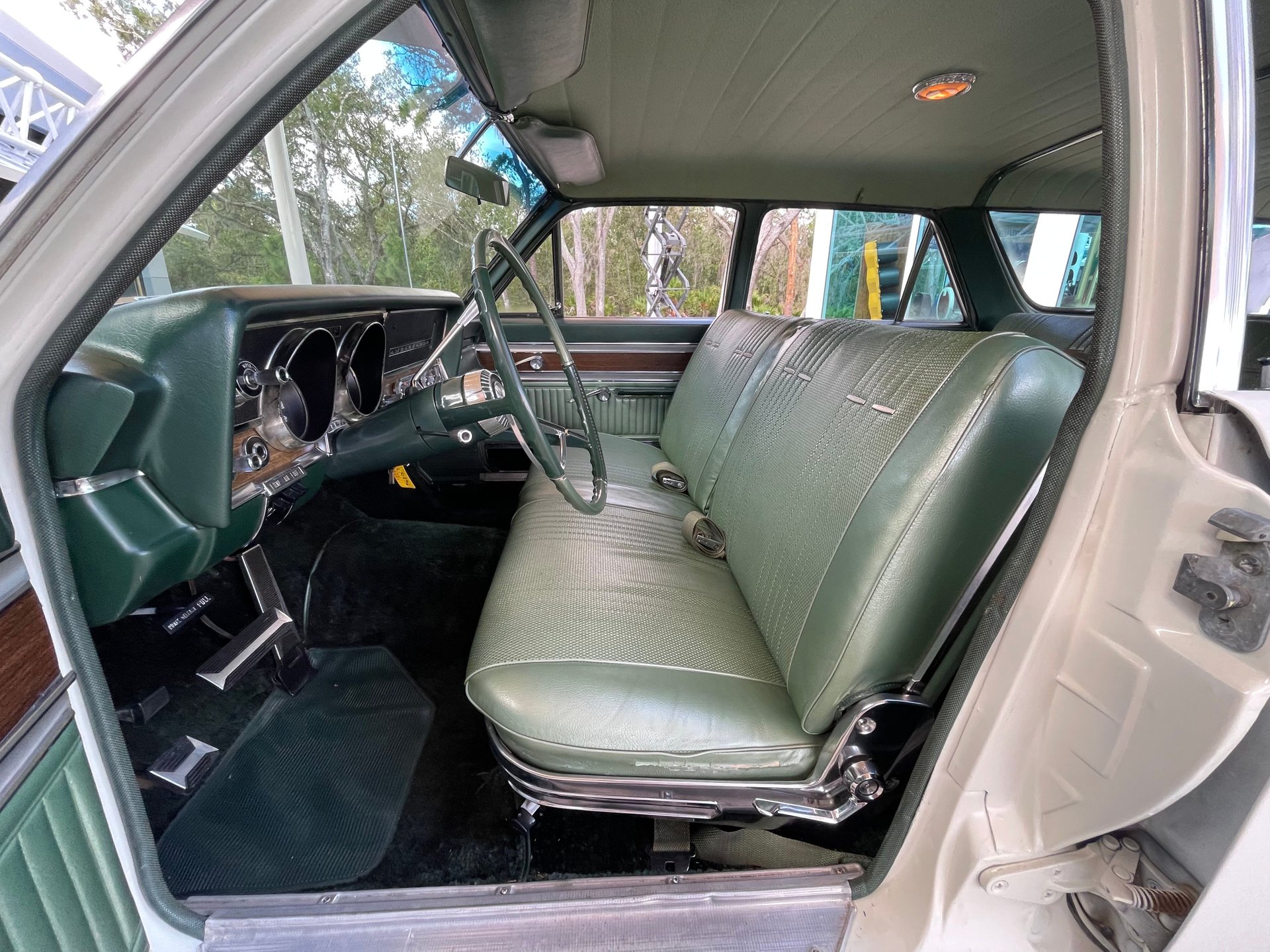 Vehicle photo 18